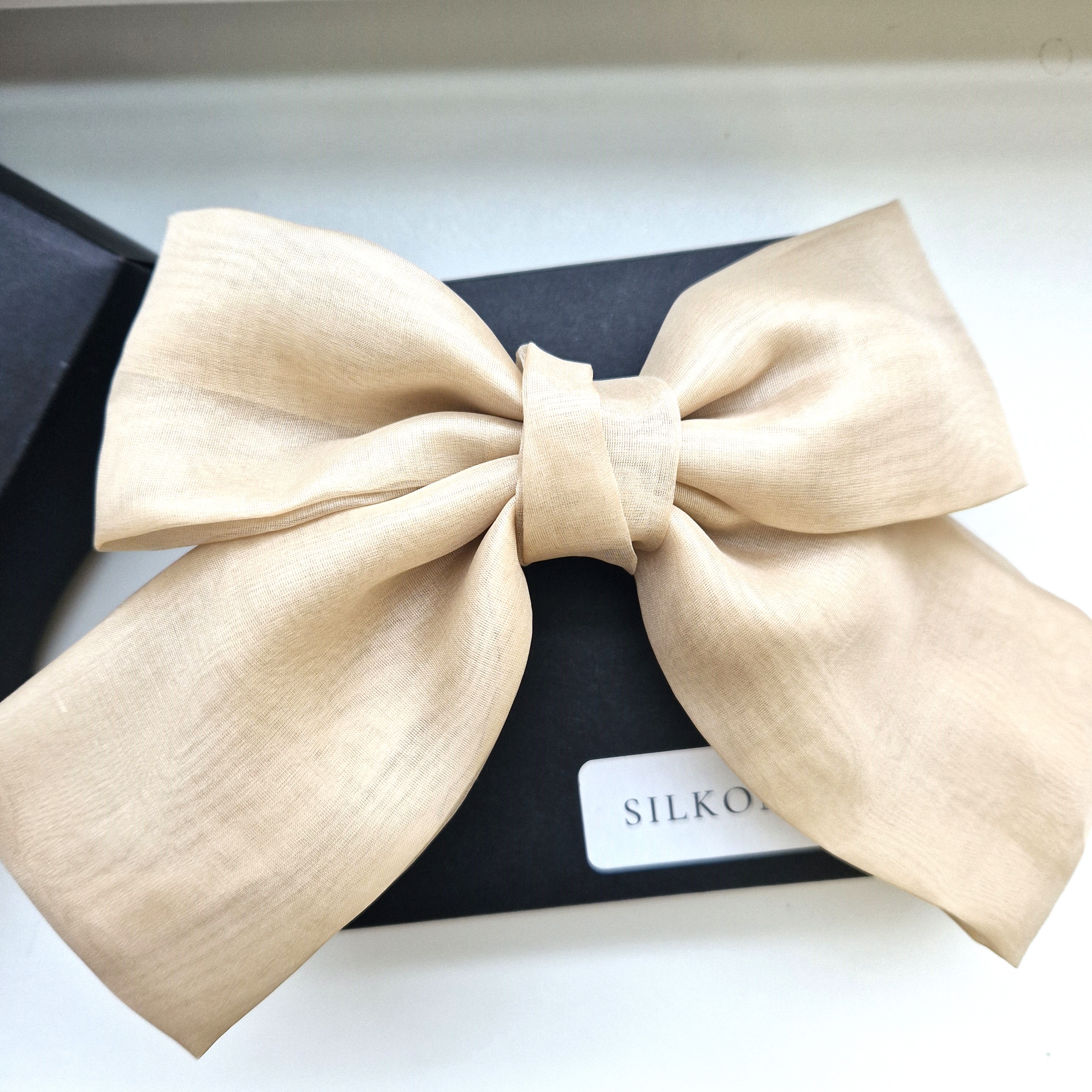 Šviesus kreminis organzos kaspinas