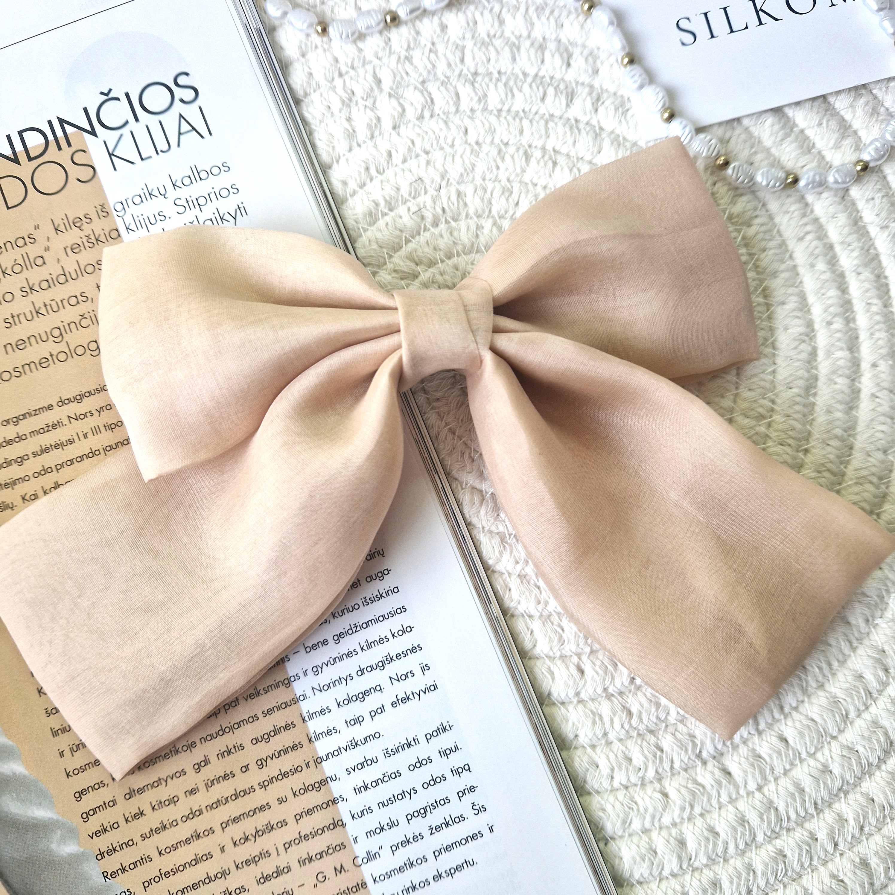 Švelnus persikinis organzos kaspinas