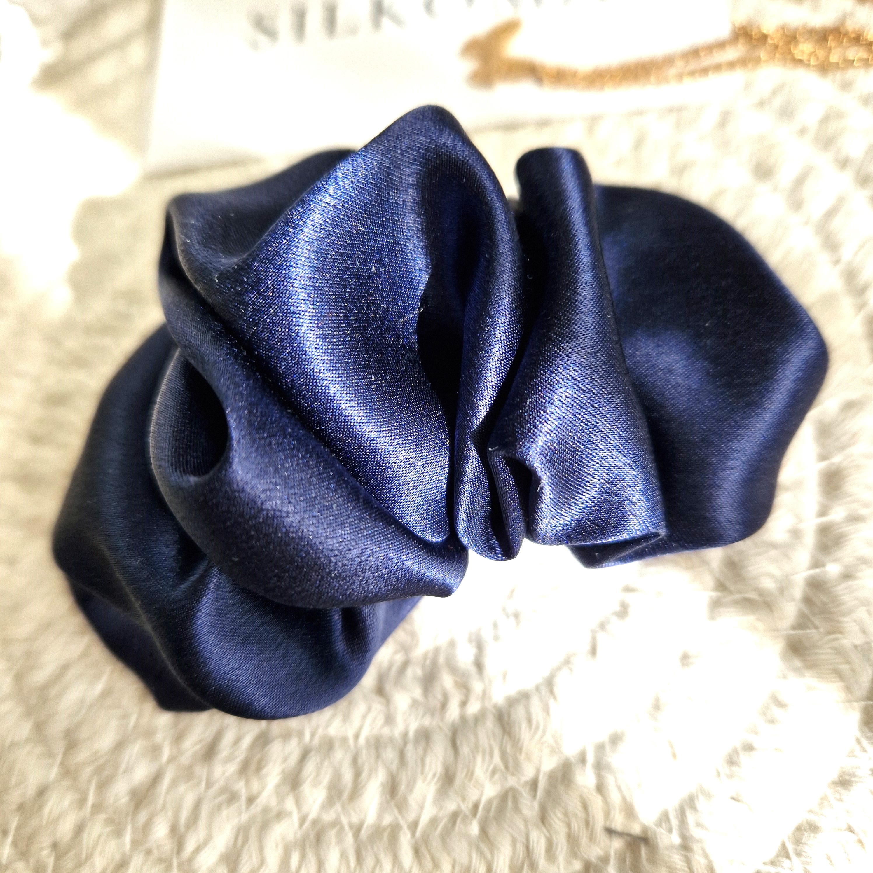 Tamsios mėlynos segtukas