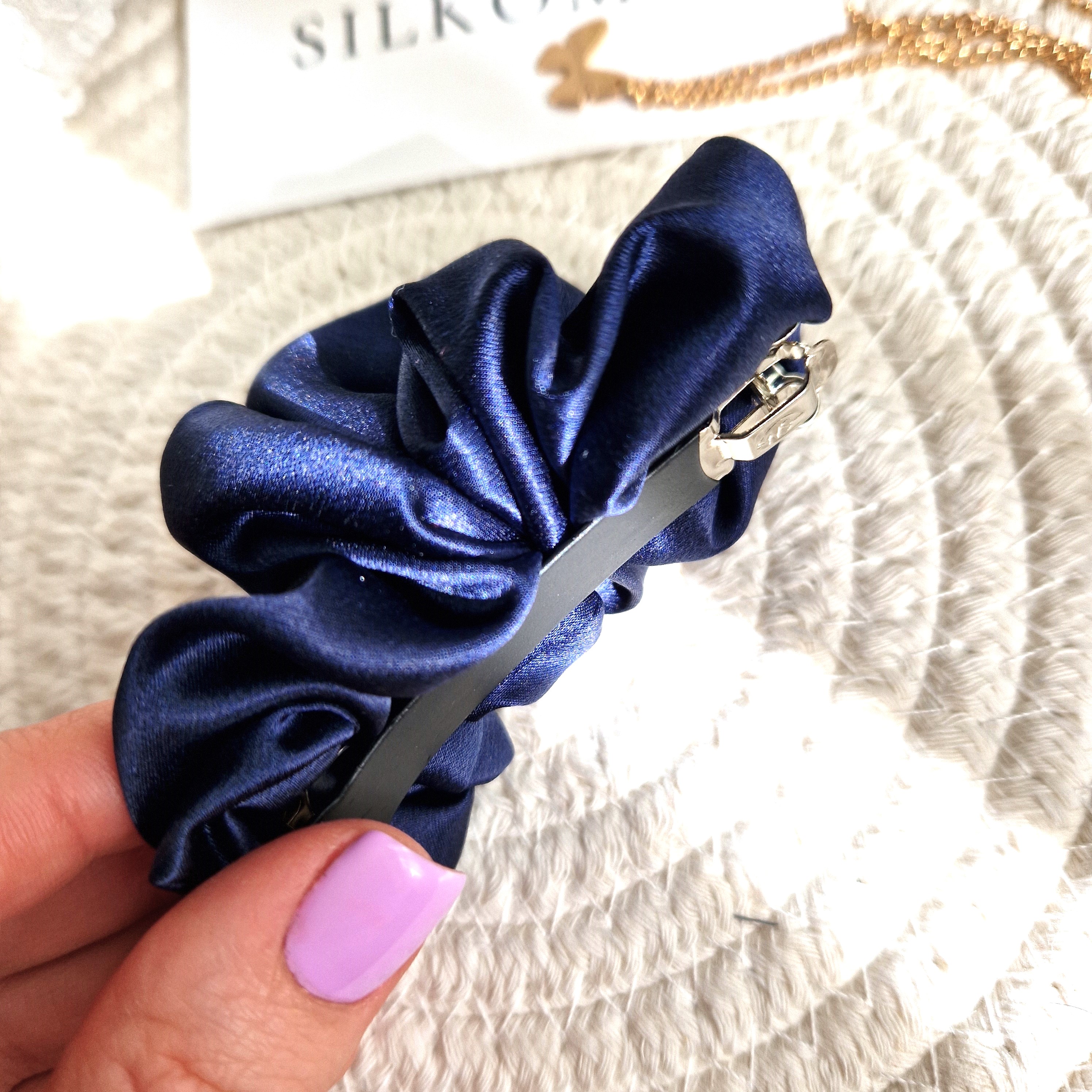 Tamsios mėlynos segtukas