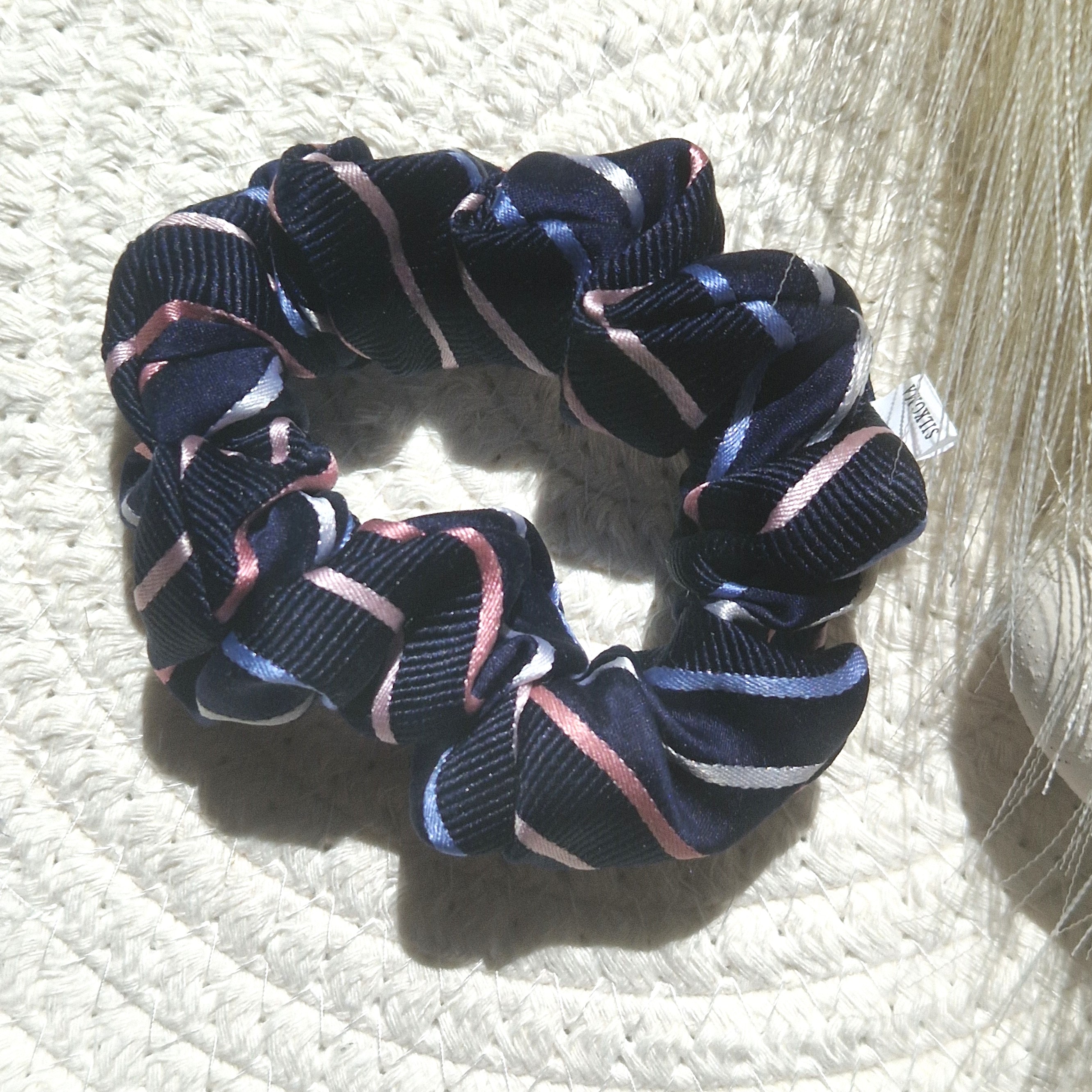 Vintažinė mėlyna su juostelėmis natūralaus šilko plaukų gumytė