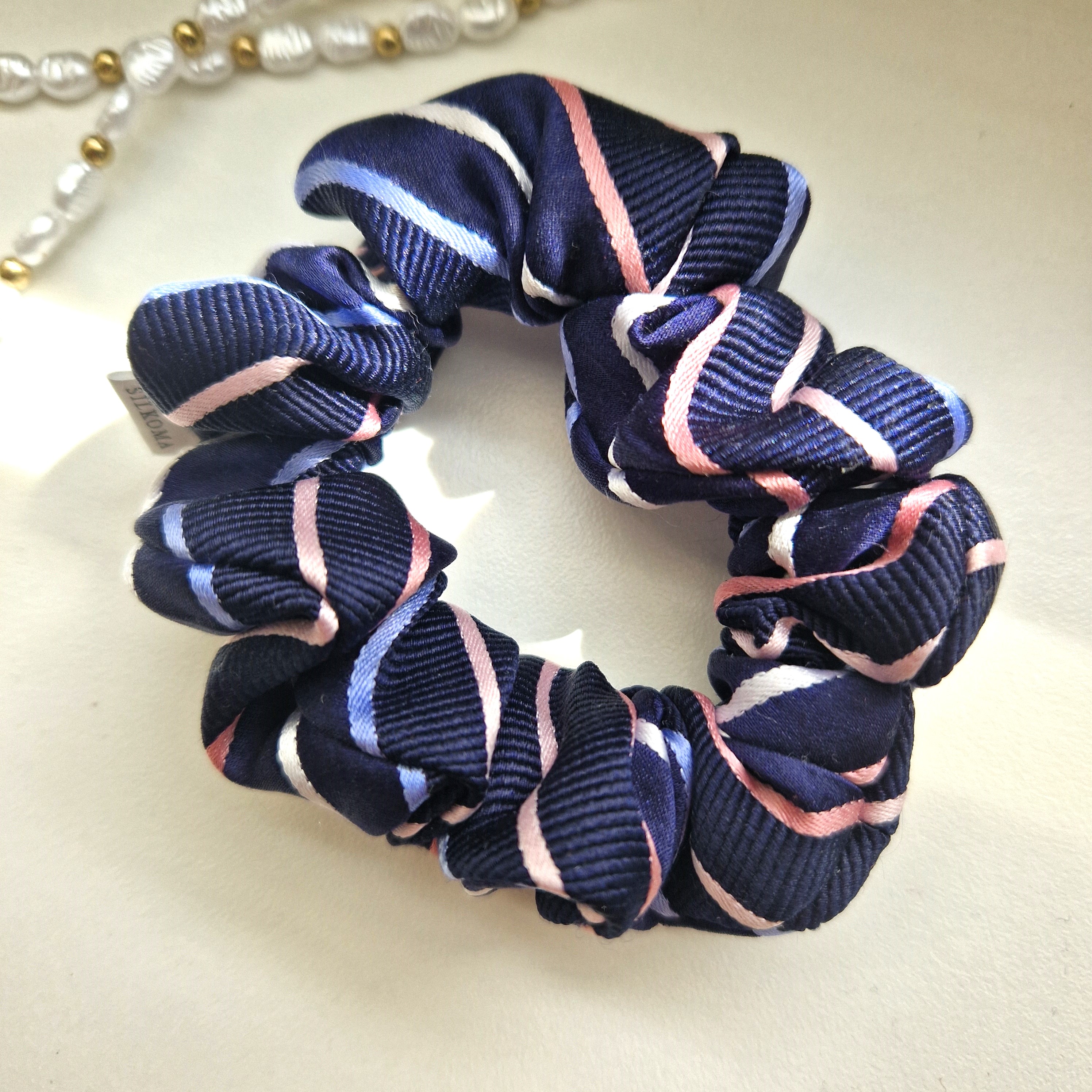 Vintažinė mėlyna su juostelėmis natūralaus šilko plaukų gumytė