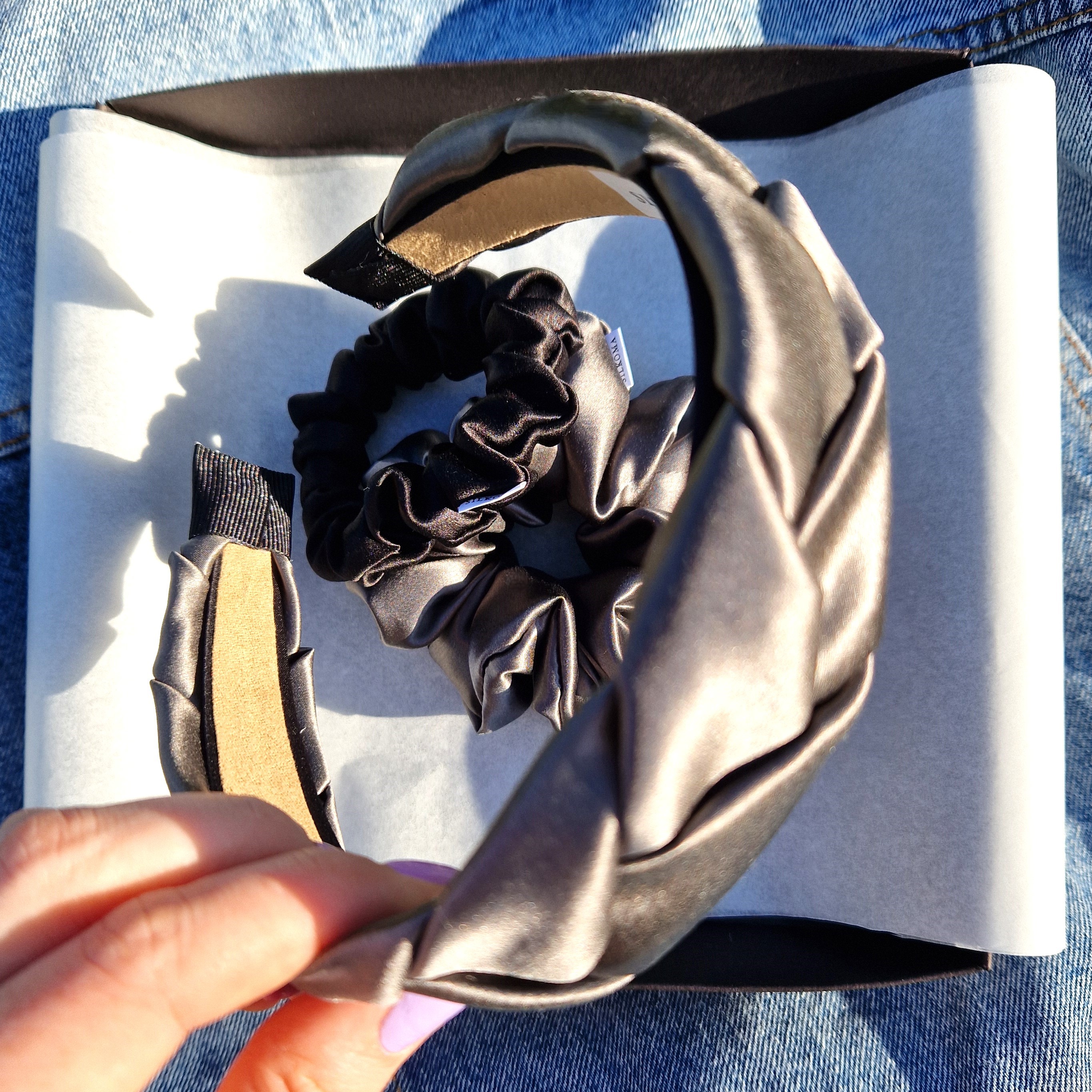 Natūralaus šilko grafito pilkas pintas lankelis ir dviejų gumyčių rinkinys