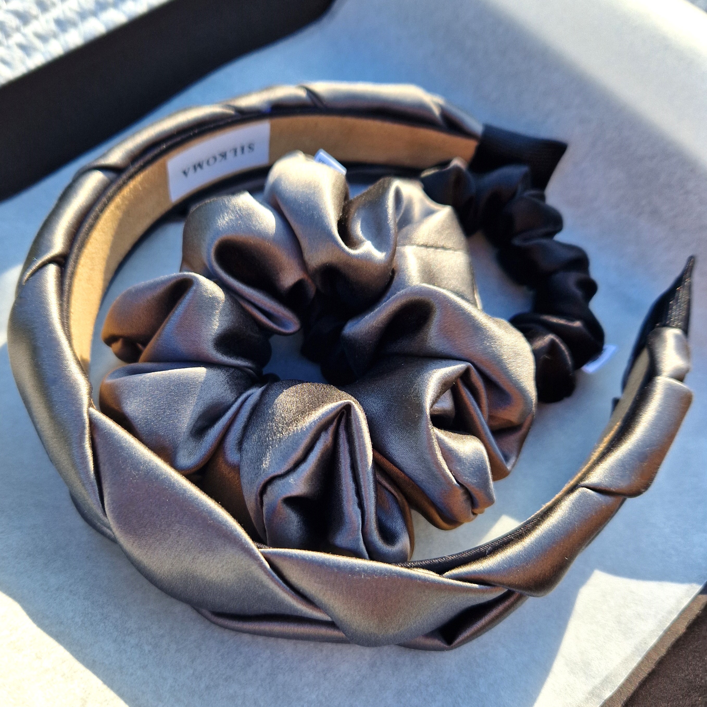 Natūralaus šilko grafito pilkas pintas lankelis ir dviejų gumyčių rinkinys