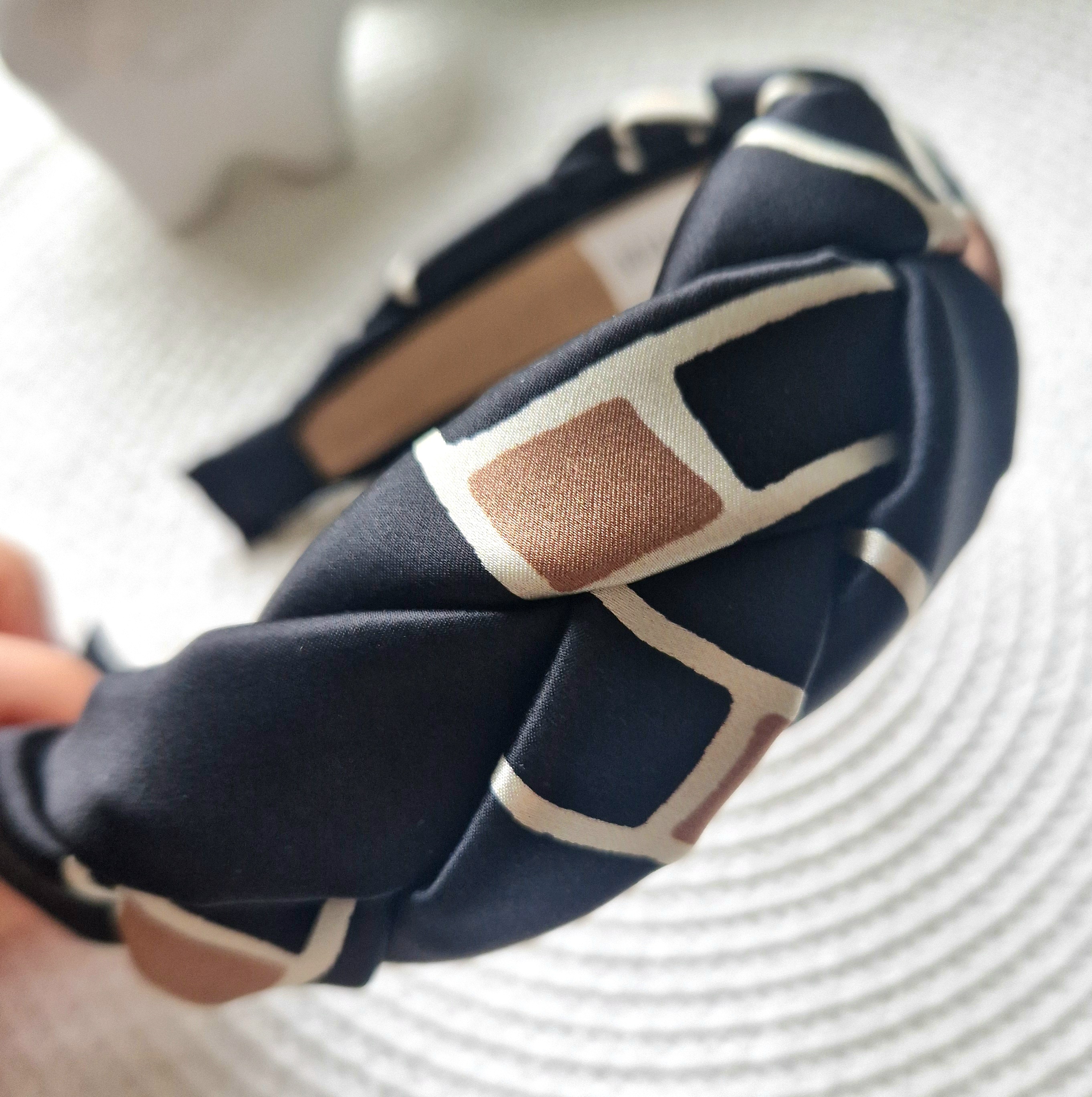 Juodas su raštais lankelis