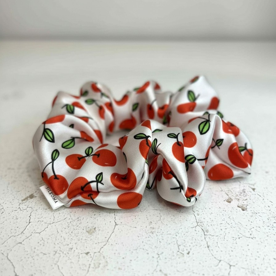 Balta su vyšniomis gumytė