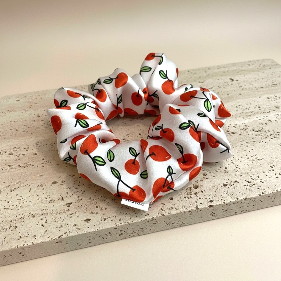 Balta su vyšniomis gumytė