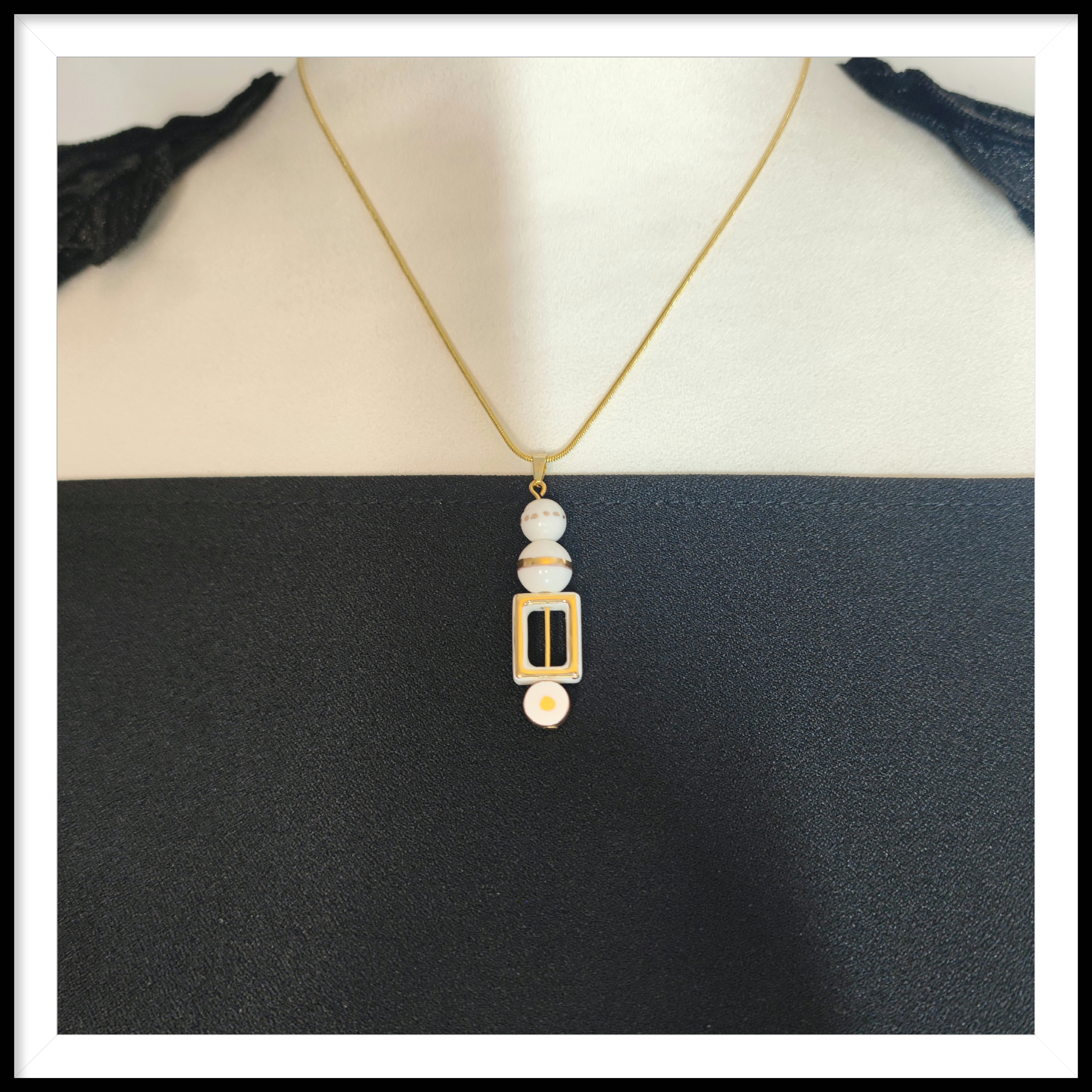 Collier en porcelaine "le murmure", blanc et or