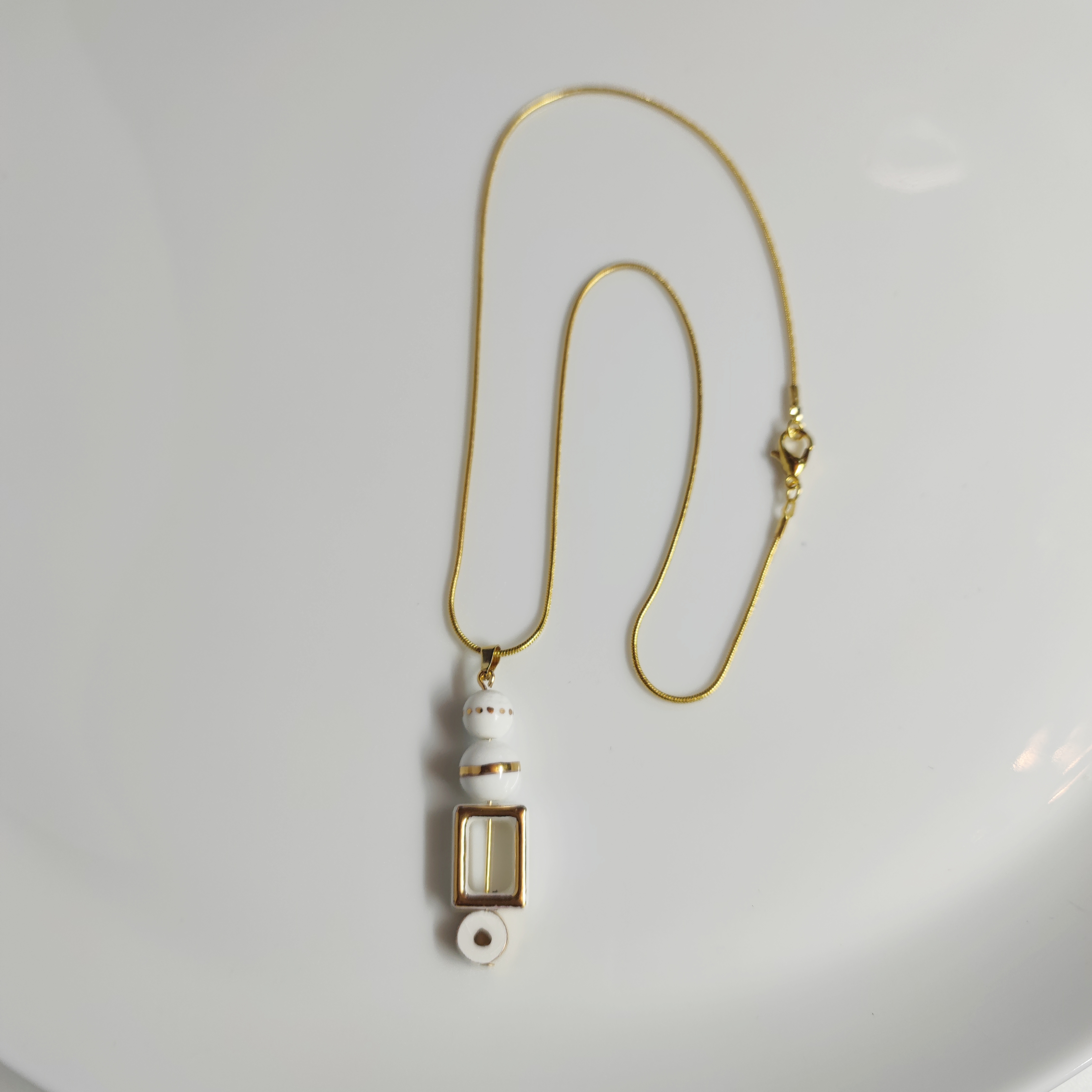 Collier en porcelaine "le murmure", blanc et or