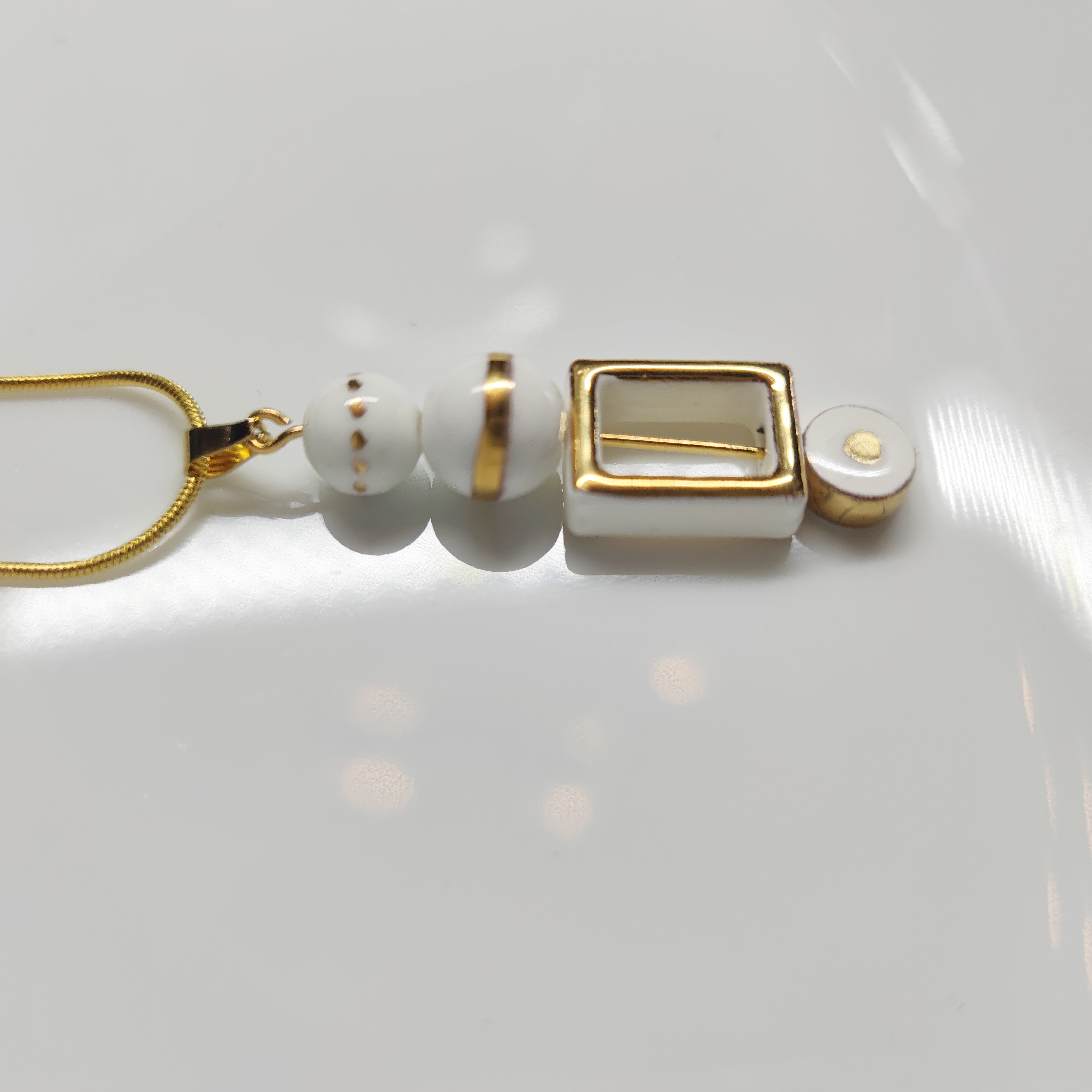 Collier en porcelaine "le murmure", blanc et or