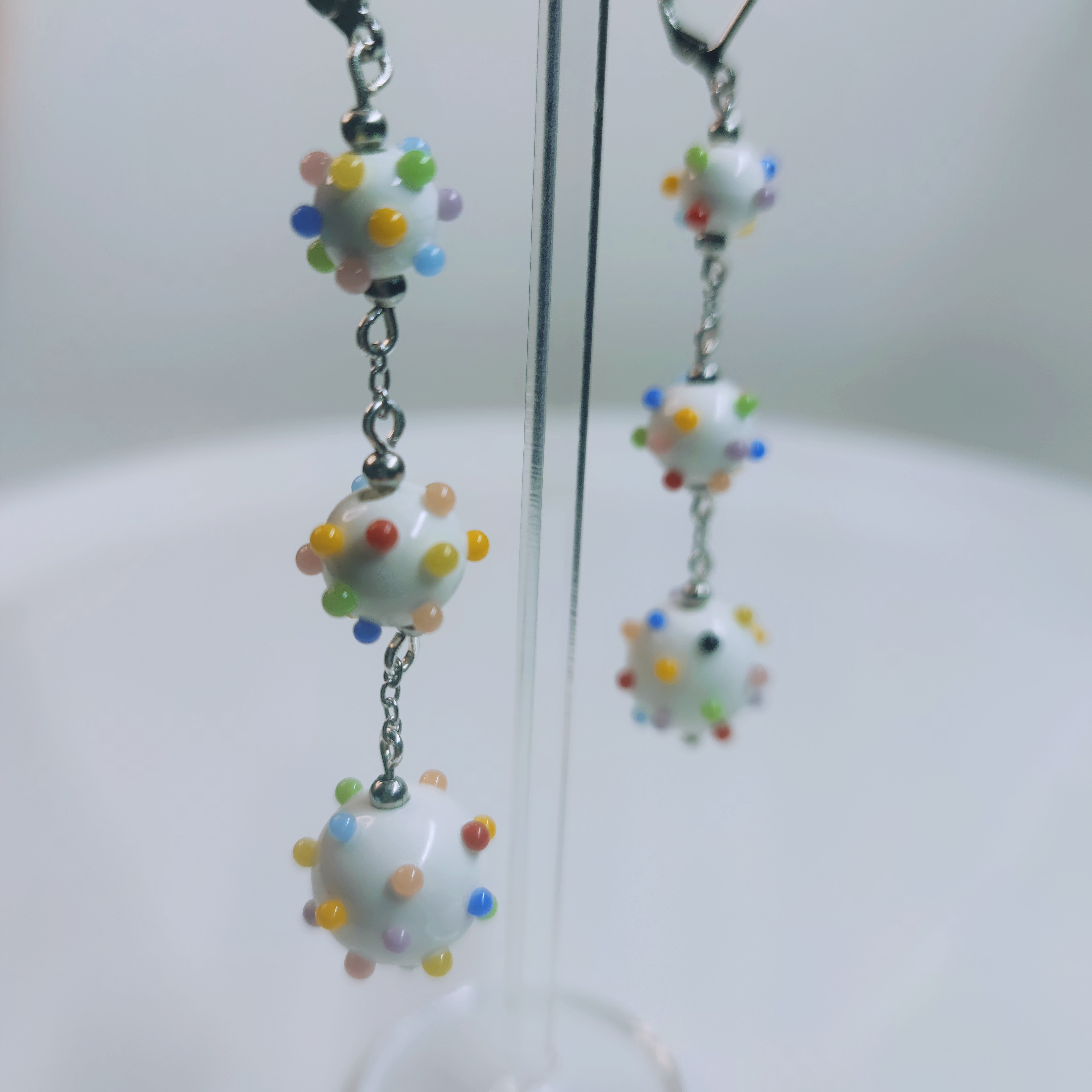 Boucles d'oreilles "Peps" en porcelaine, multicolores.