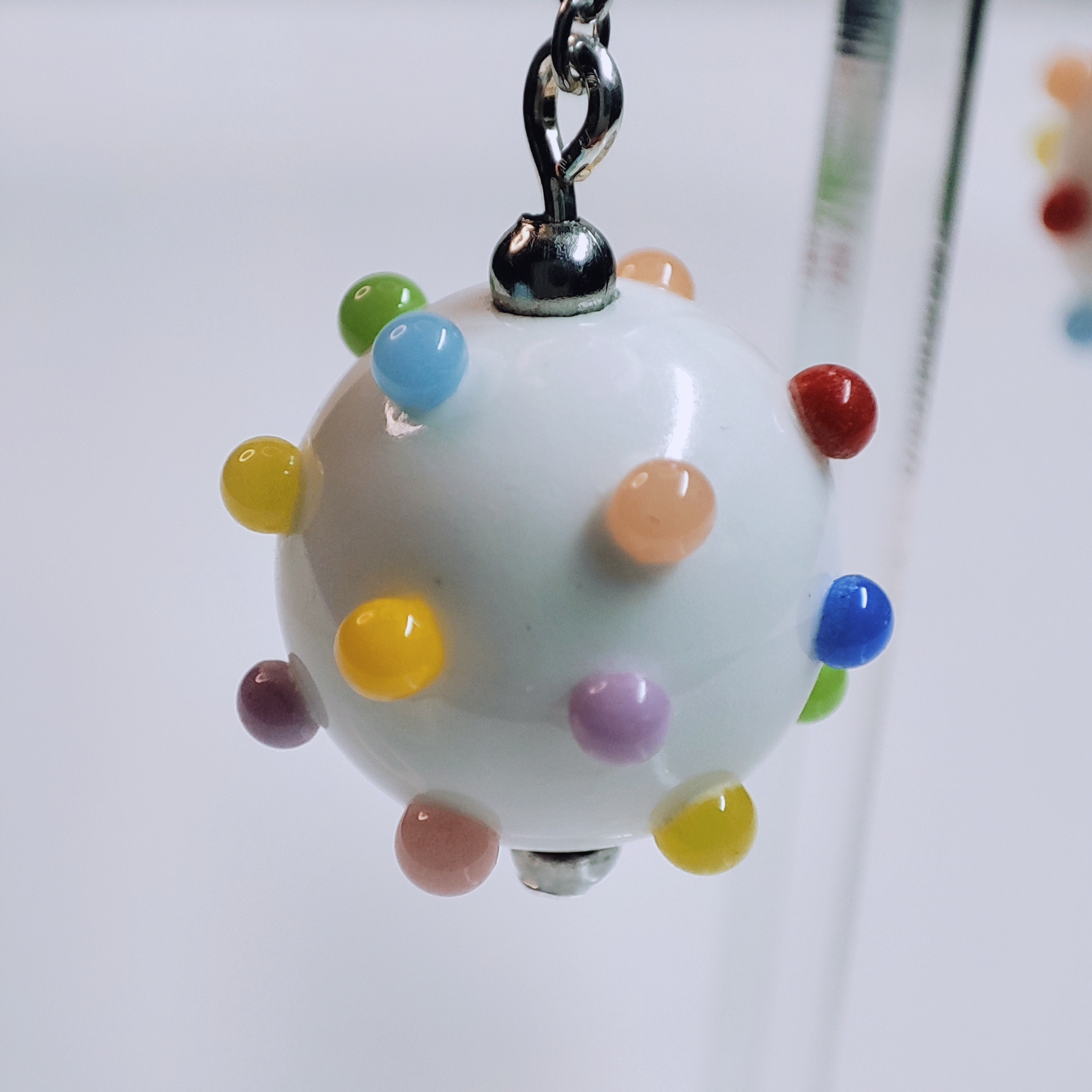 Boucles d'oreilles "Peps" en porcelaine, multicolores.