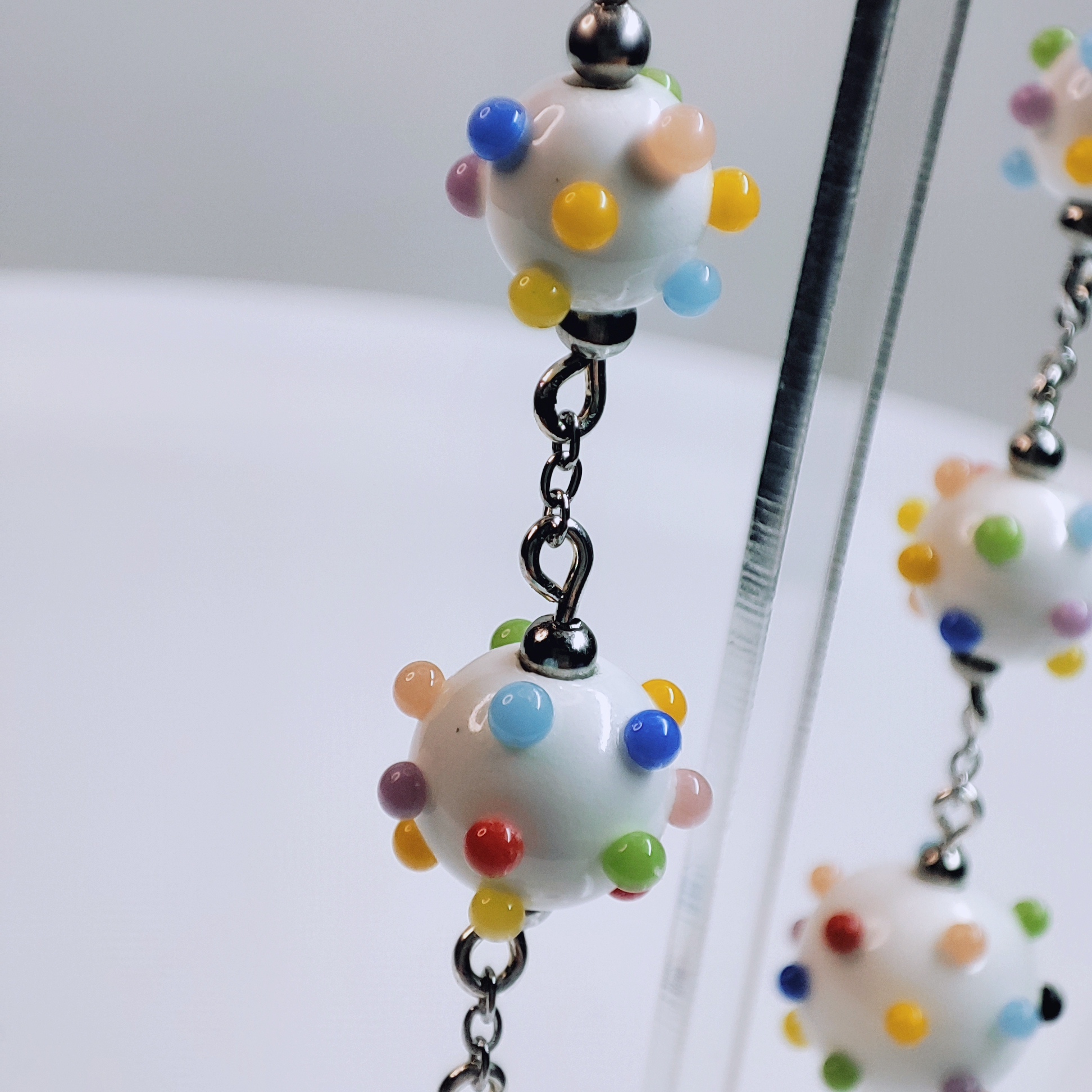Boucles d'oreilles "Peps" en porcelaine, multicolores.