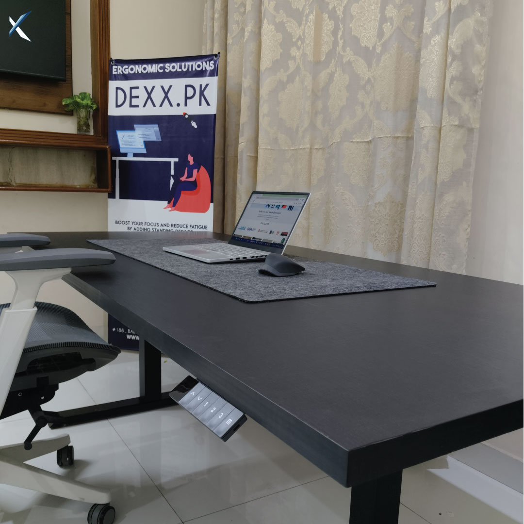 LIFT X3 | Smart standing desk with black table top 