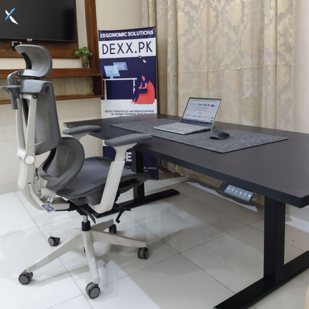 LIFT X3 | Smart standing desk with black table top 
