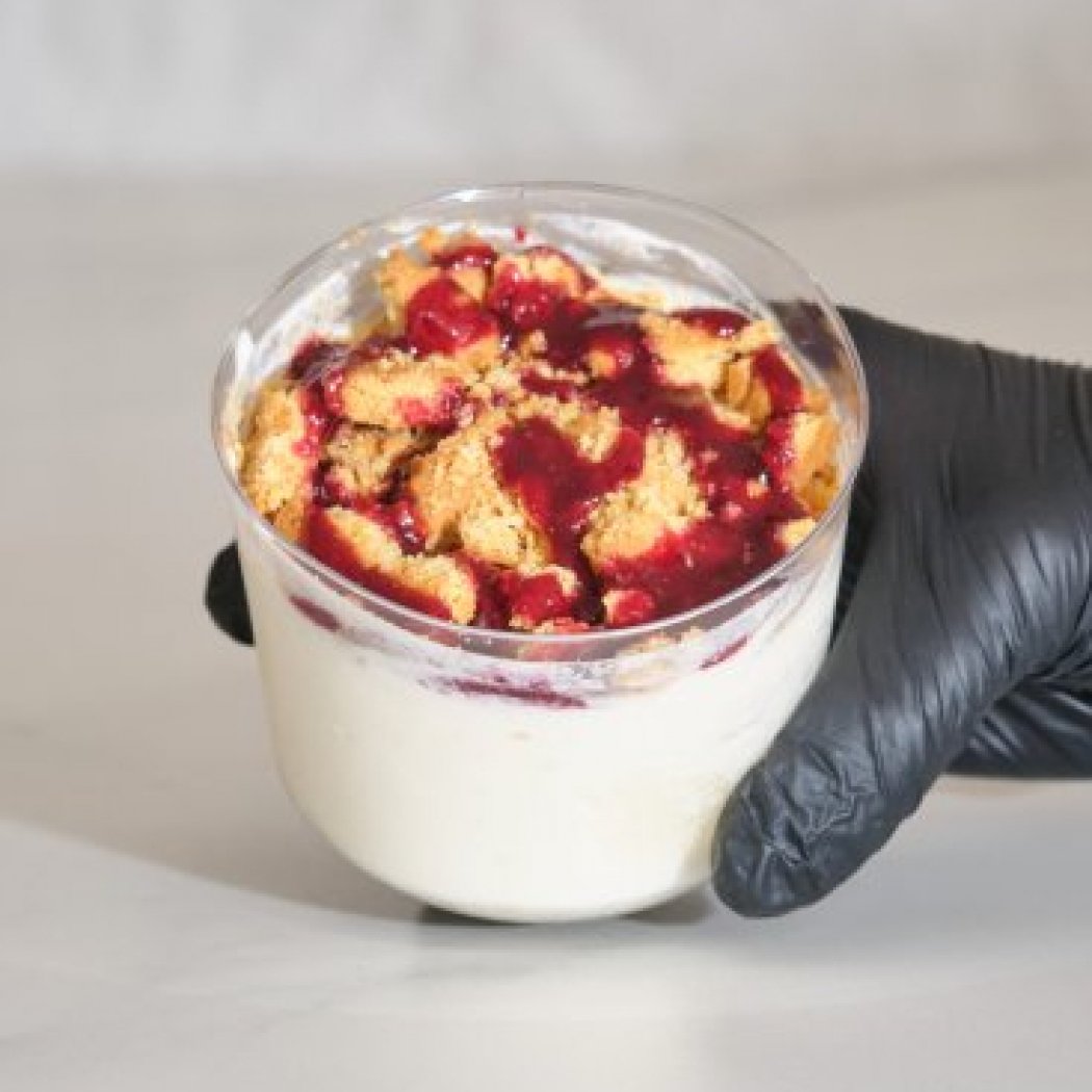 Cheesecake con coulis de frutos rojos