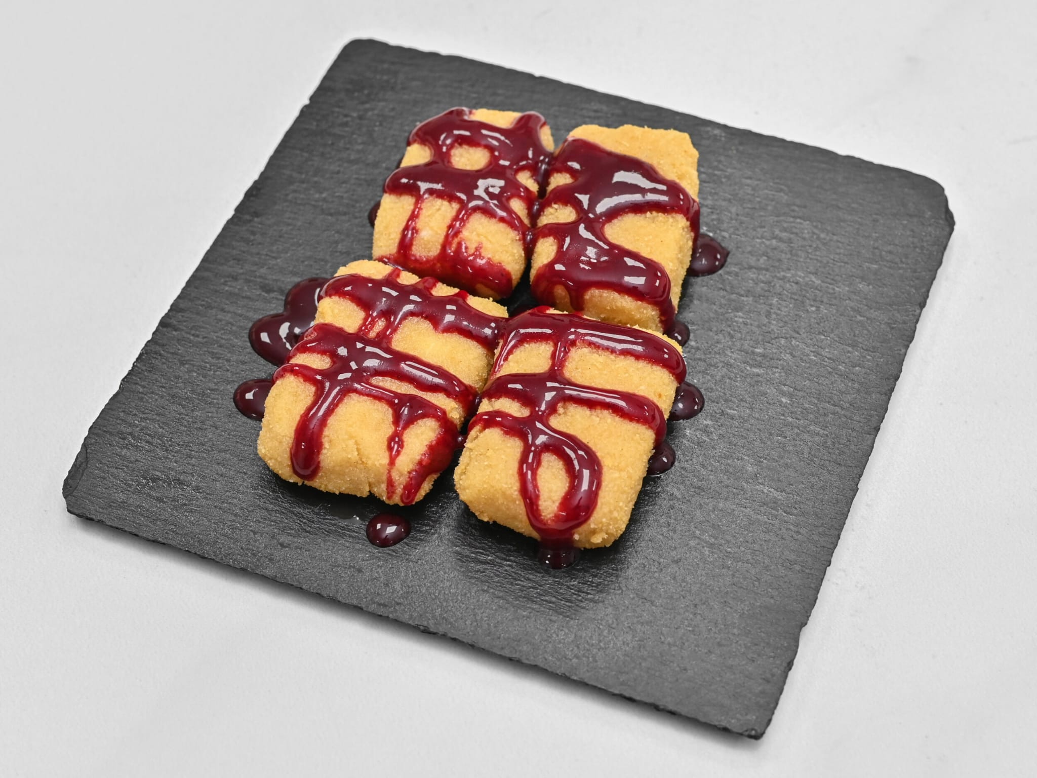 Quesito crunch aderezado con coulis de frutos rojos