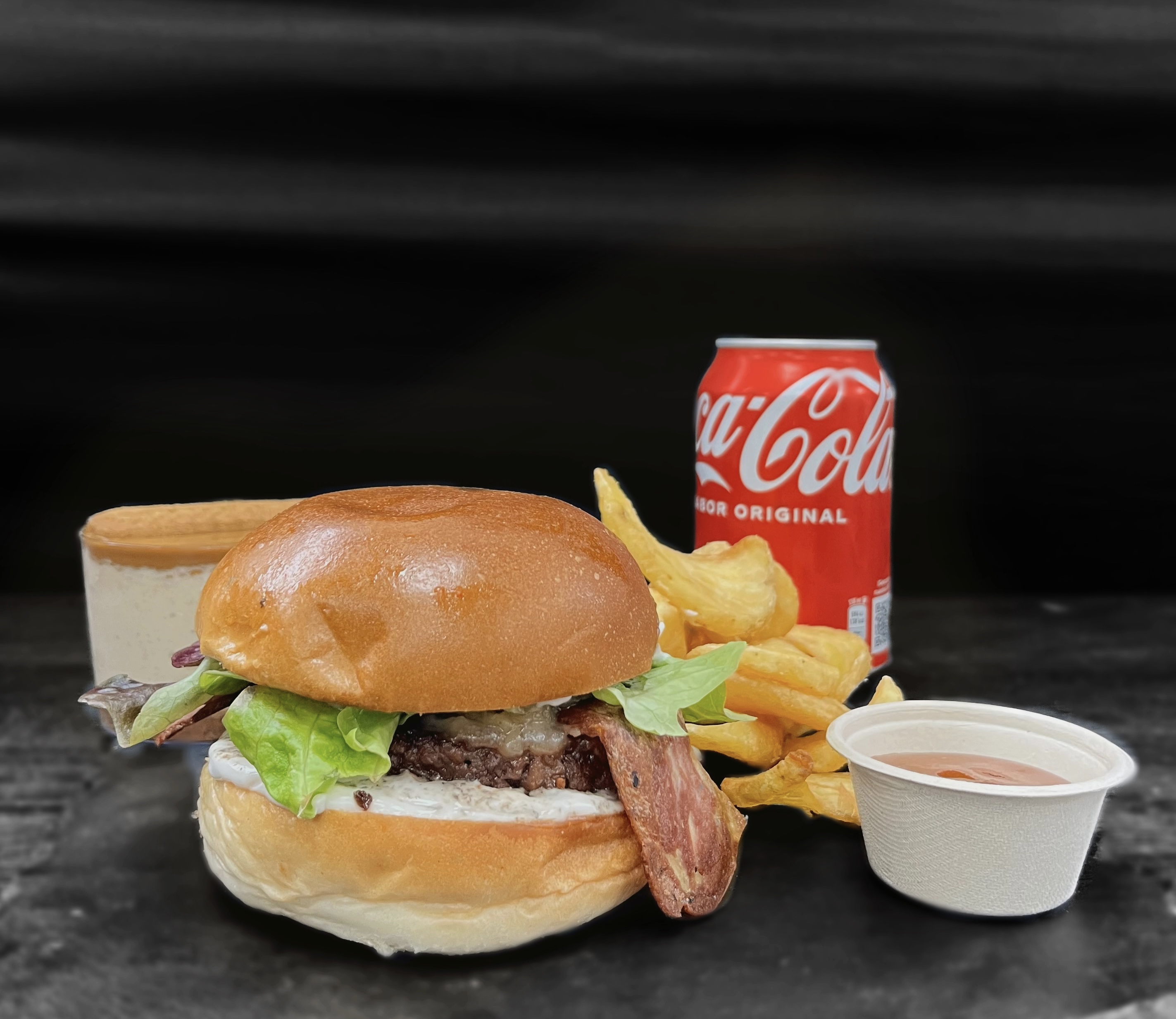 Burger a escoger+patatas+bebida(agua, cerveza o refresco)+postre