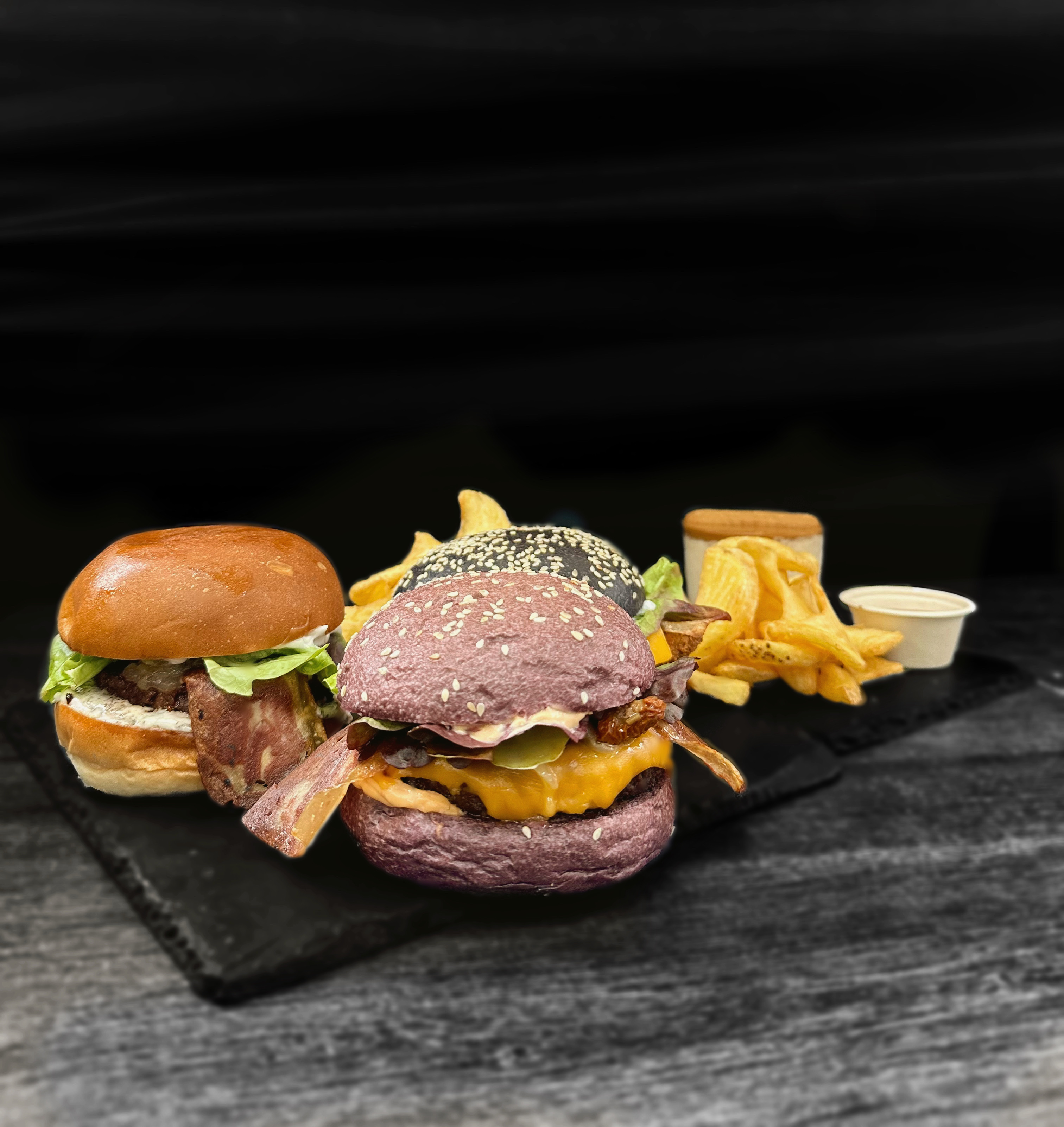 3 Burger a escoger+ 2 raciones de patatas+ 1 postre
