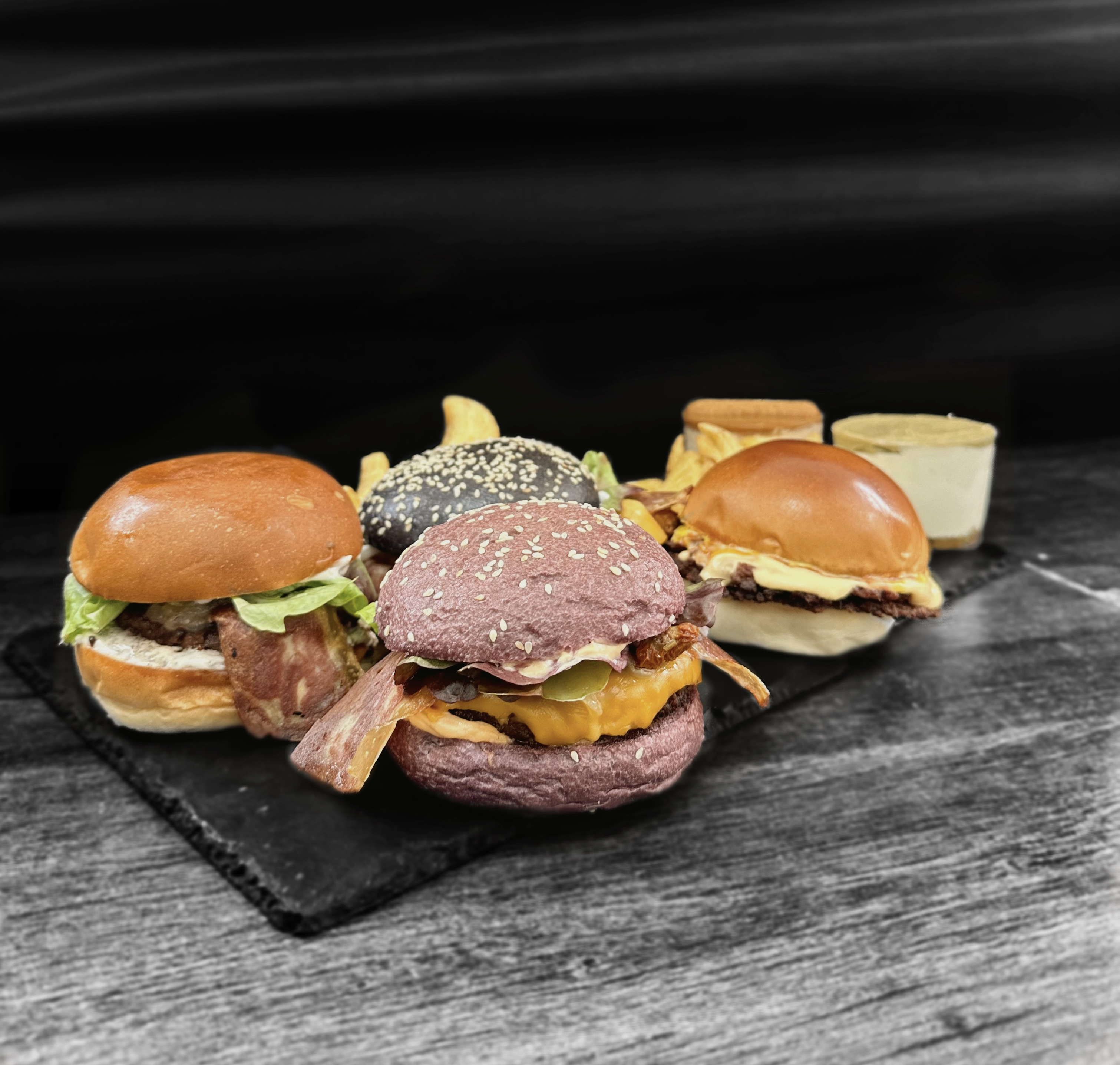 4 Burger a escoger+ 2 raciones de patatas+ 2 postre