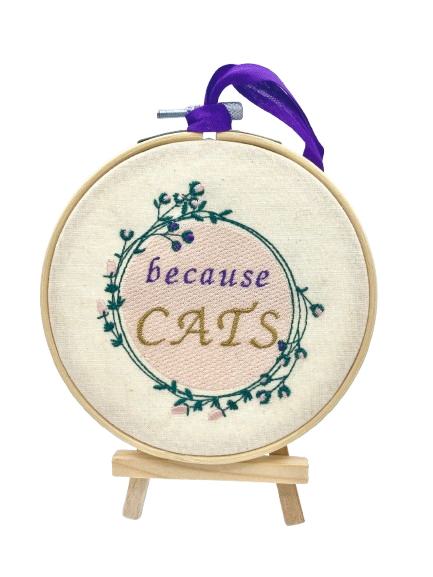 Pussolini™ borduurkunst: "because Cats (paars/goud)