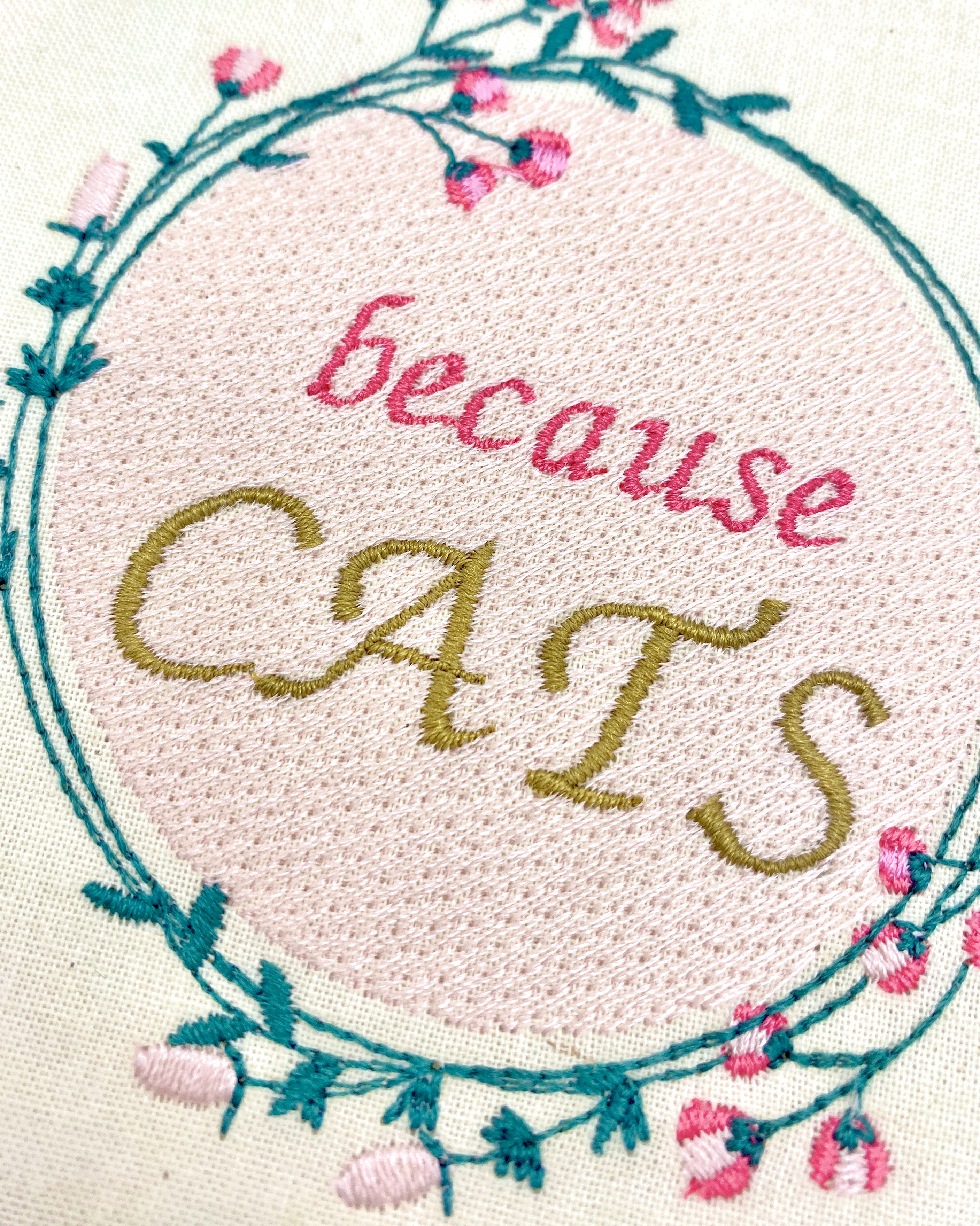 Pussolini™ borduurkunst: "because cats" (roze/goud)