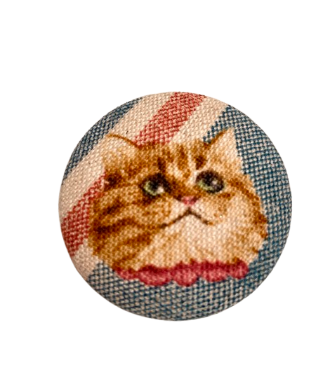 Pussolini™ stoffen button: rode cyper poes