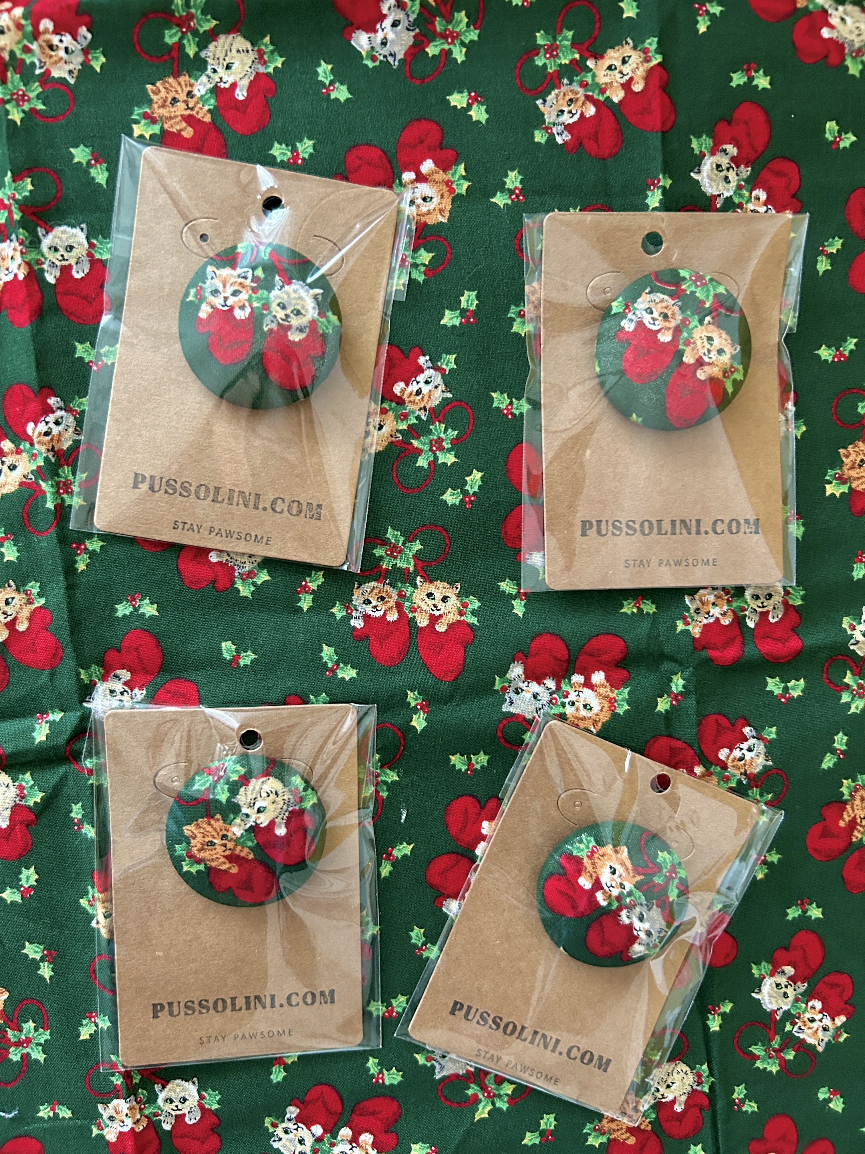 Pussolini™ stoffen kerstbutton