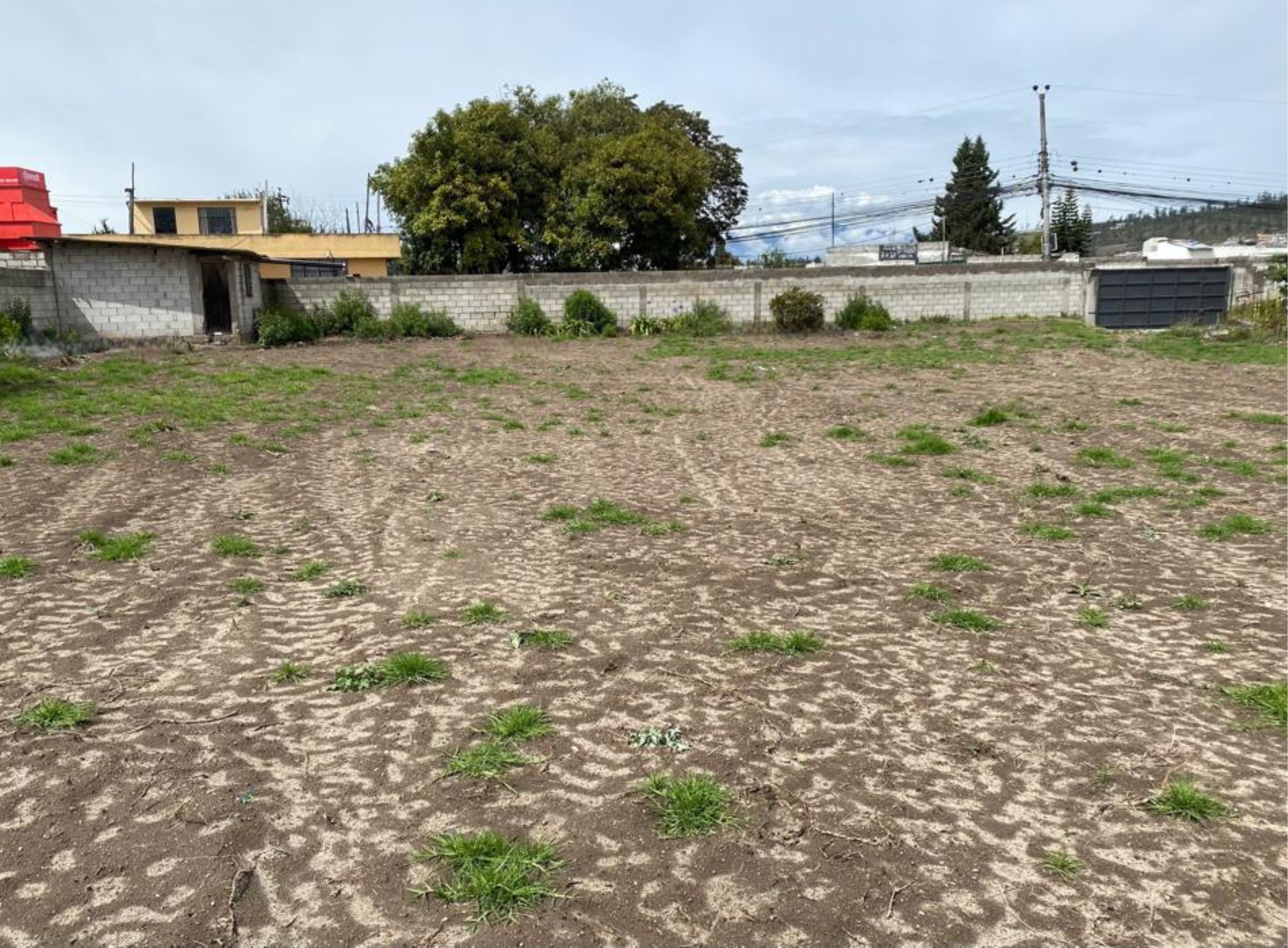 Amplio terreno de 1600 m2, en Alquiler, en Calderón