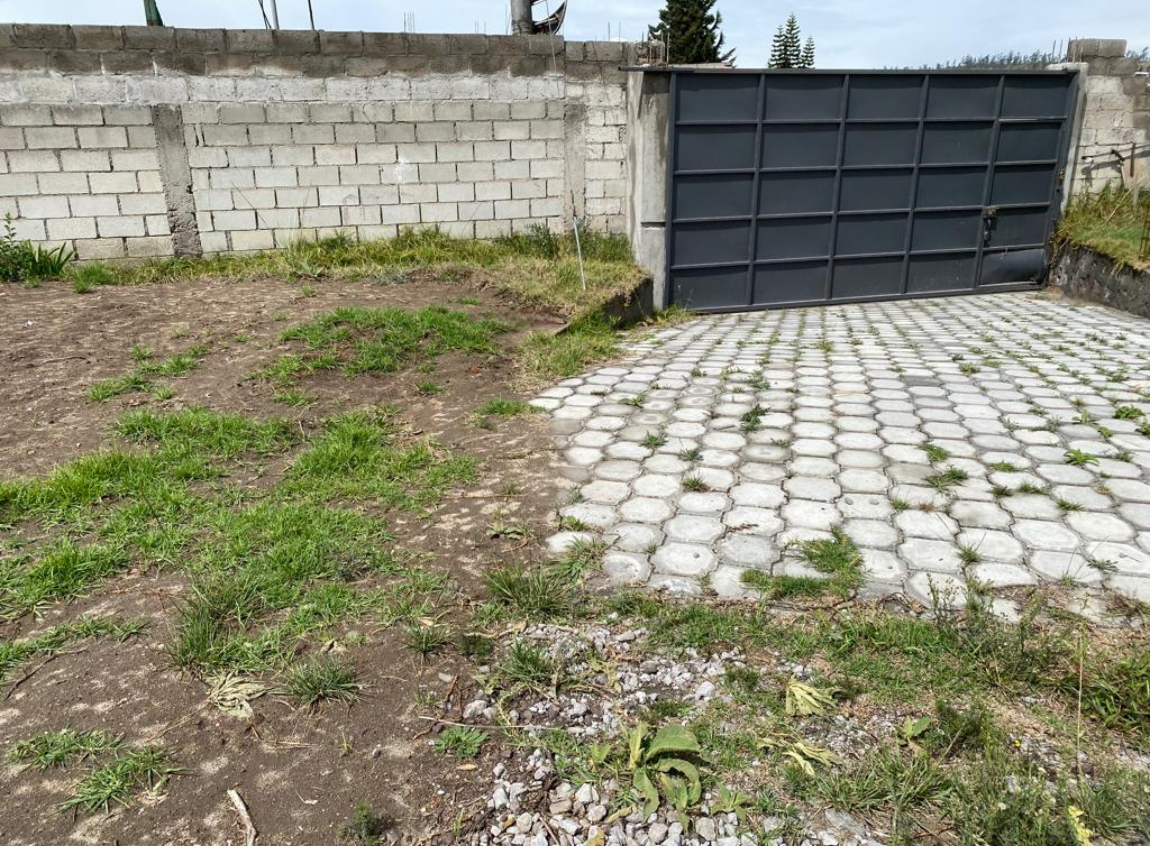 Amplio terreno de 1600 m2, en Alquiler, en Calderón