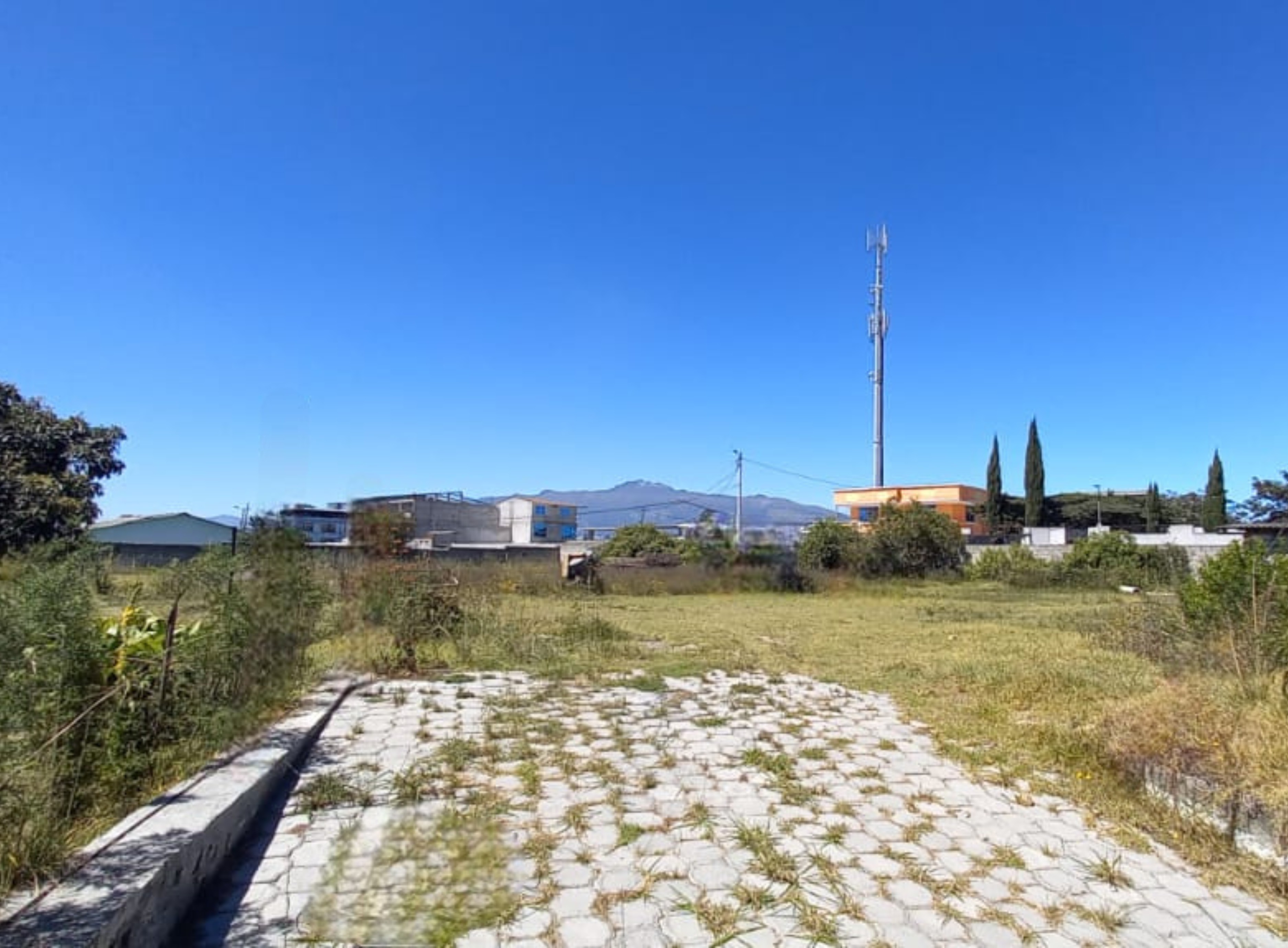 Amplio terreno de 1600 m2, en Alquiler, en Calderón