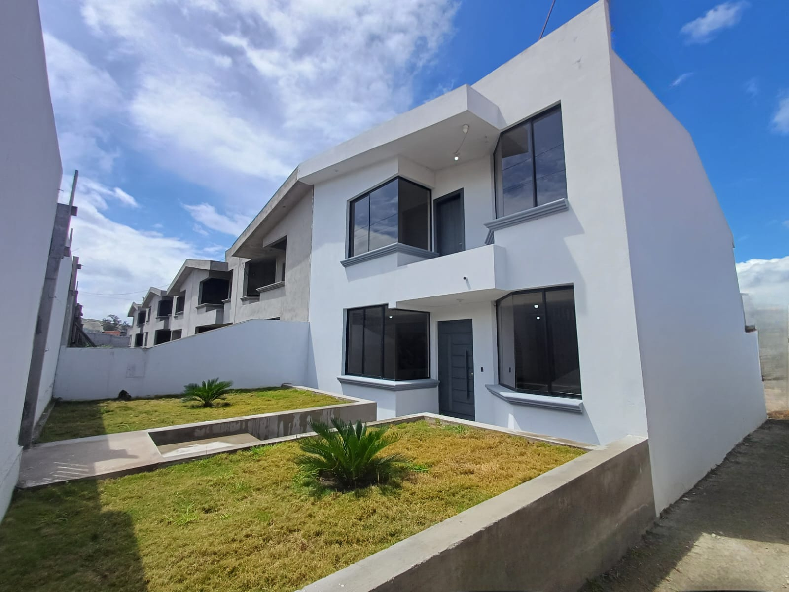 Amplia Casa POR ESTRENAR, de 160 m2, en Venta en San Antonio, Rumicucho