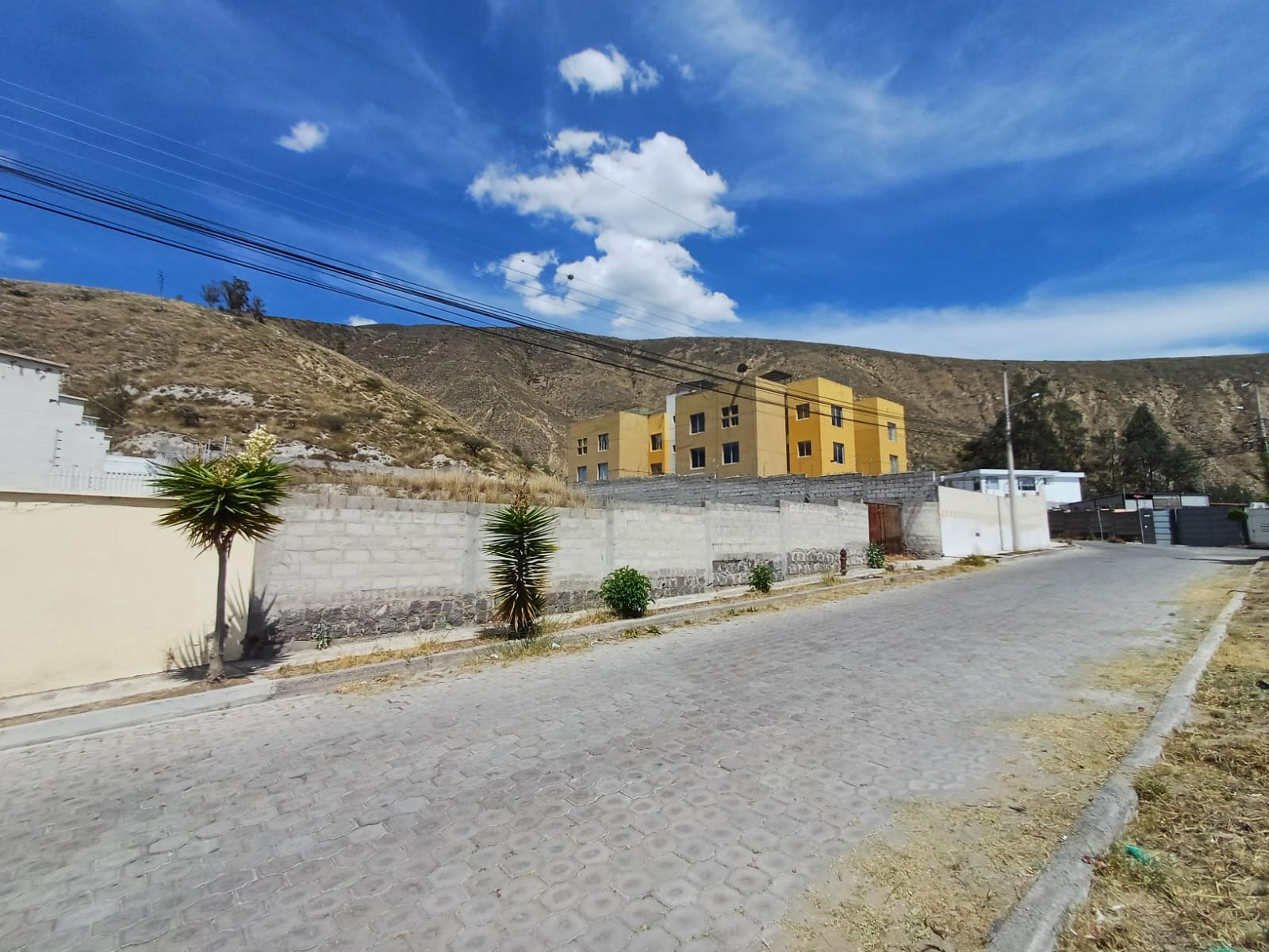 Terreno de 1400 m2 en Urbanización Exclusiva en San Antonio de Pichincha