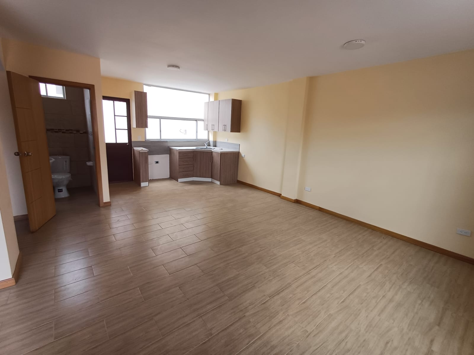 Amplia Casa de 157 m2, en Venta, de 3 dormitorios (con Acabados de Primera por estrenar), en MARIANITAS, Calderón.