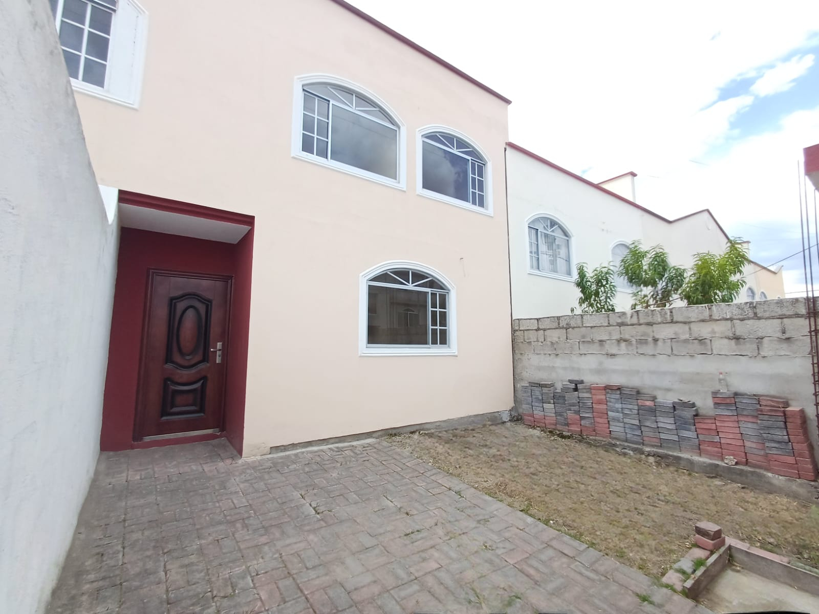 Amplia Casa de 157 m2, en Venta, de 3 dormitorios (con Acabados de Primera por estrenar), en MARIANITAS, Calderón.