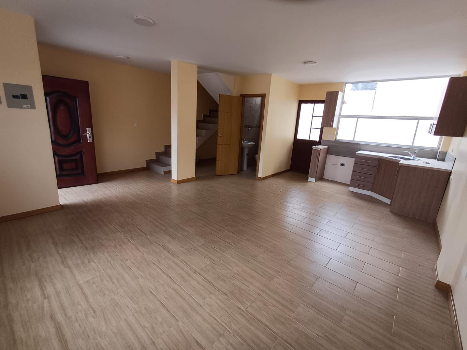 Amplia Casa de 157 m2, en Venta, de 3 dormitorios (con Acabados de Primera por estrenar), en MARIANITAS, Calderón.