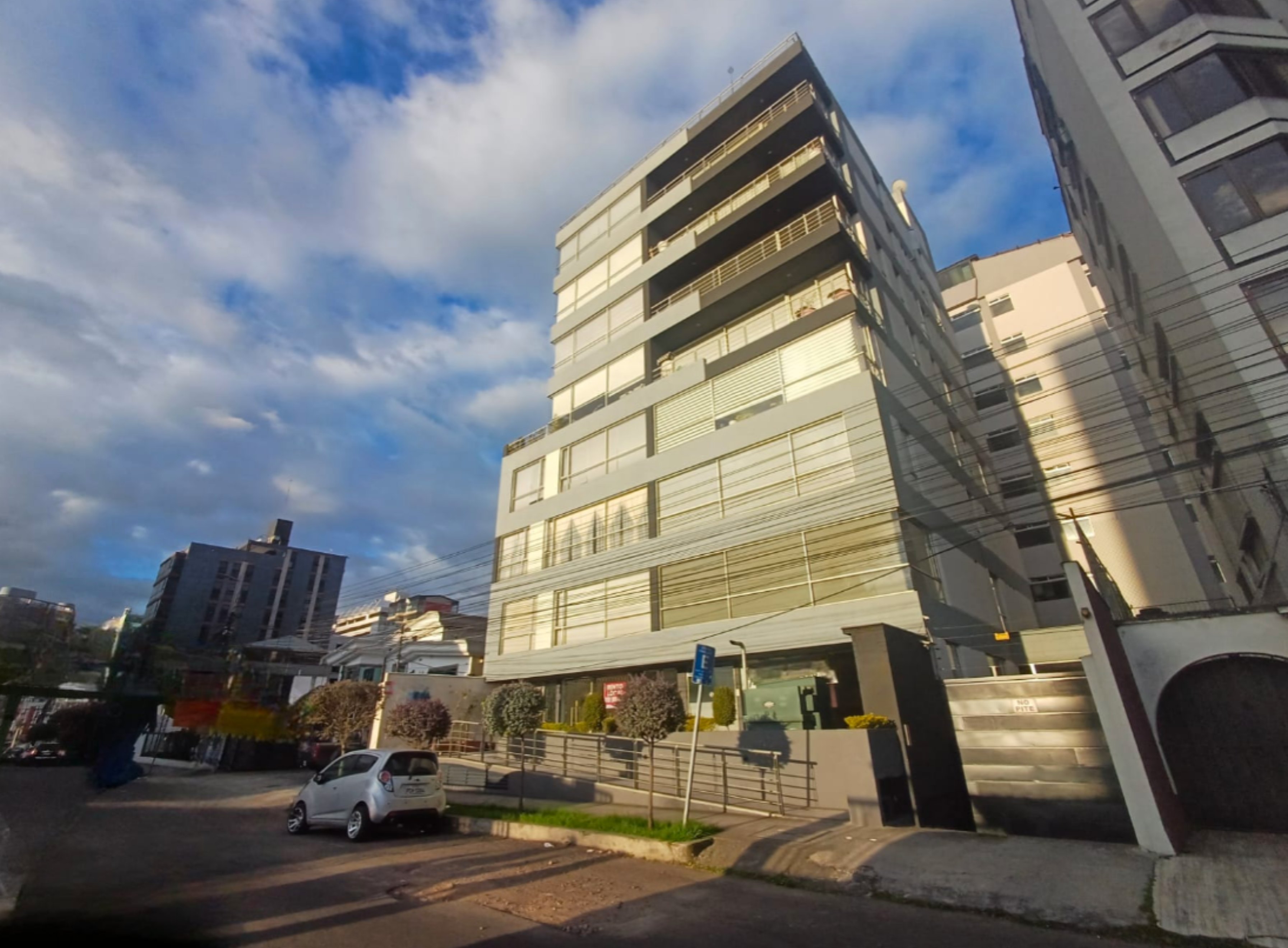 ¡De Oportunidad! Moderna Suite en La Pradera, de 81,34 m2 con Parqueadero y Bodega.