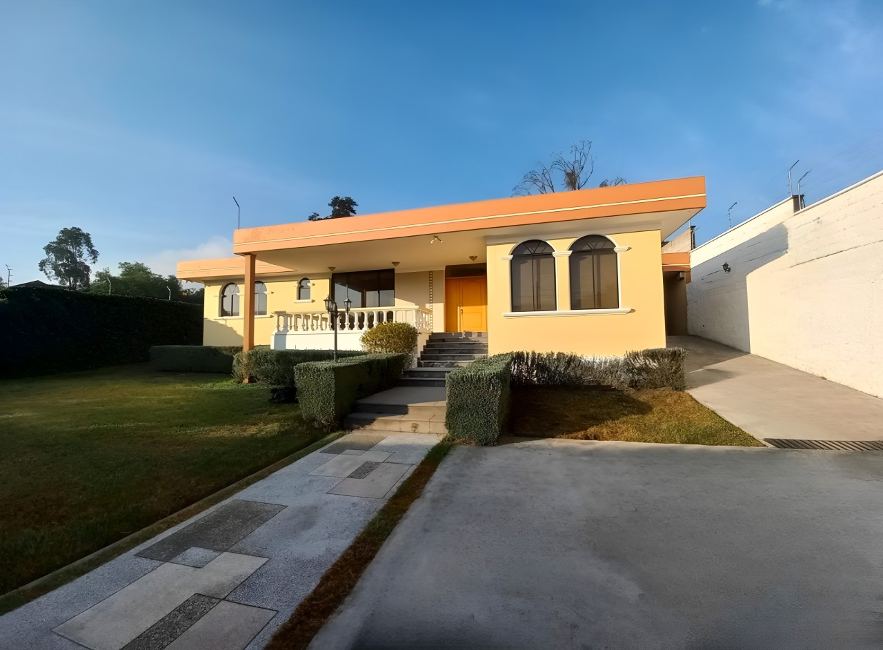 Casa 4 dormitorios Independiente de 1043 m2, de Una Planta, en Venta, en Pusuquí