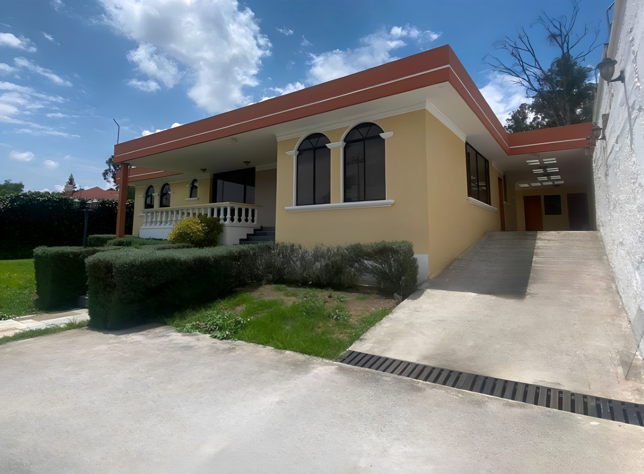 Casa 4 dormitorios Independiente de 1043 m2, de Una Planta, en Venta, en Pusuquí