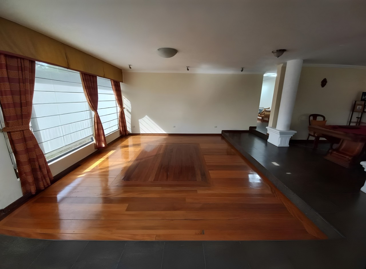 Casa 4 dormitorios Independiente de 1043 m2, de Una Planta, en Venta, en Pusuquí
