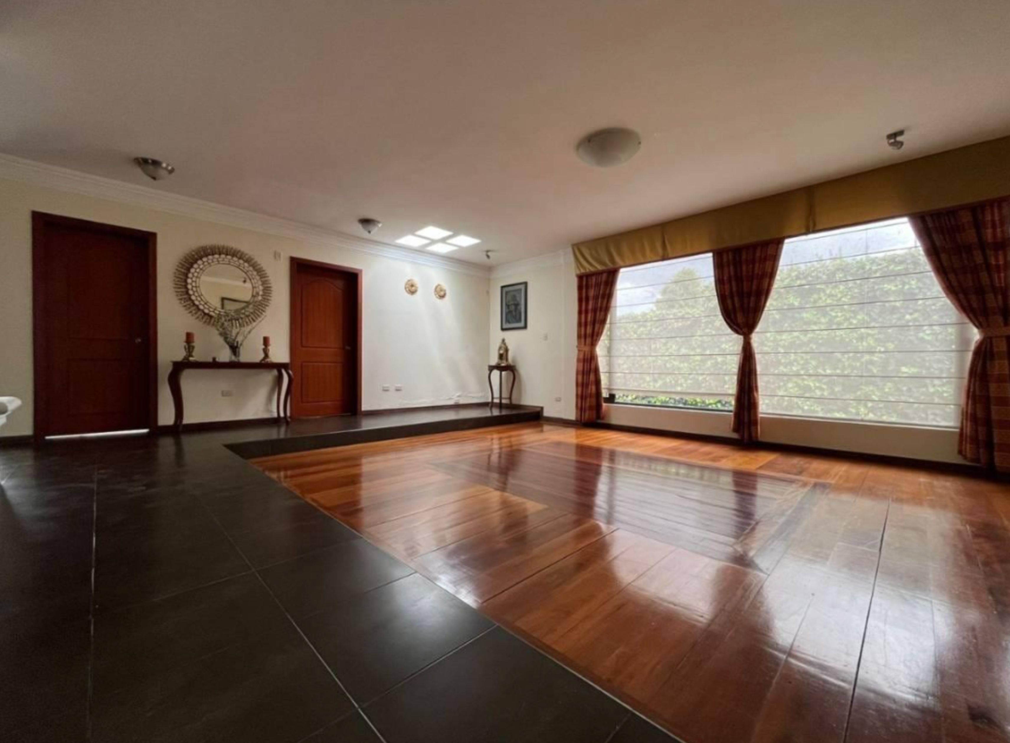 Casa 4 dormitorios Independiente de 1043 m2, de Una Planta, en Venta, en Pusuquí