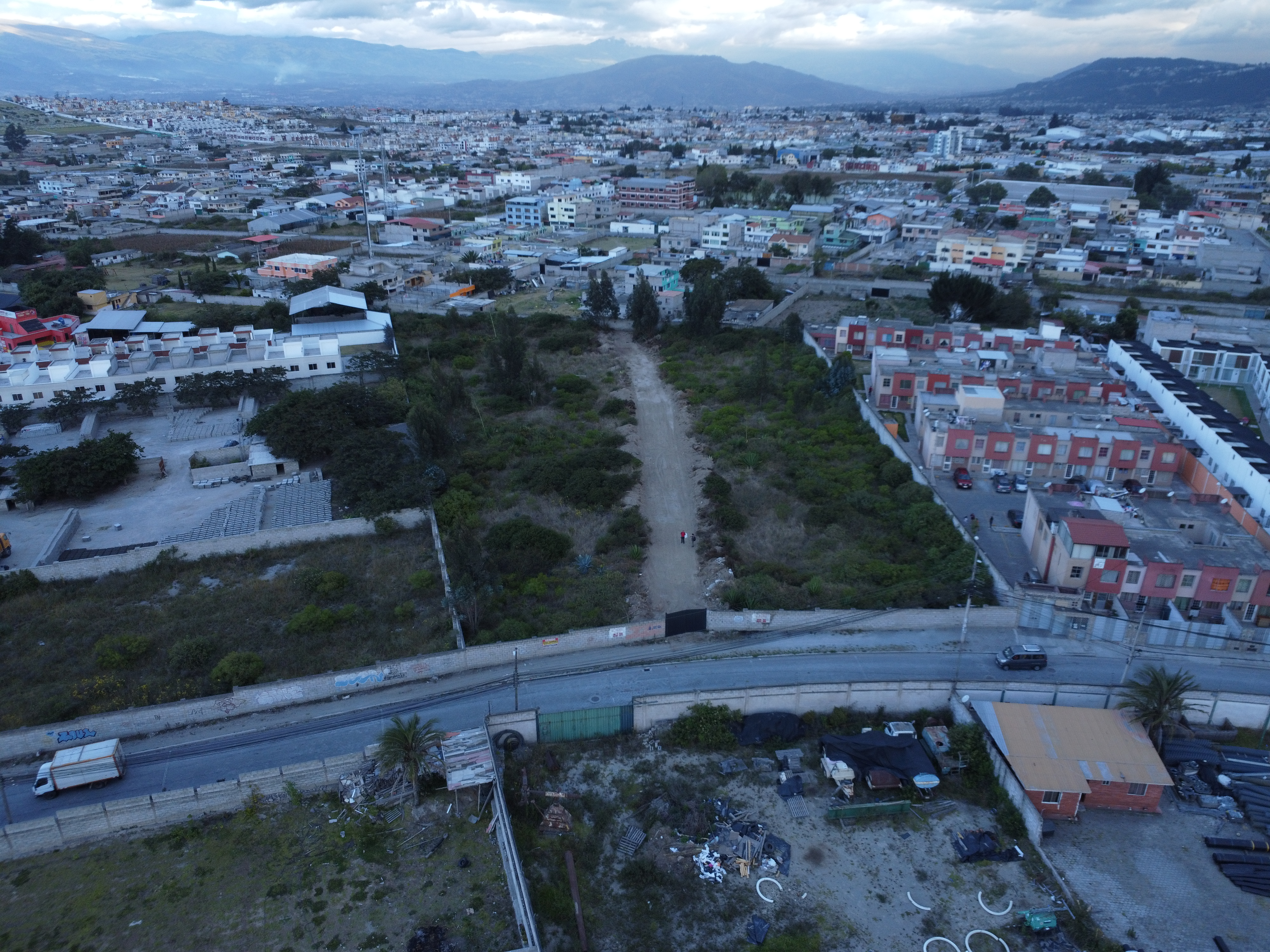 Amplio Terreno Plano de 4004 m2, en Venta, en Calderón Marianitas