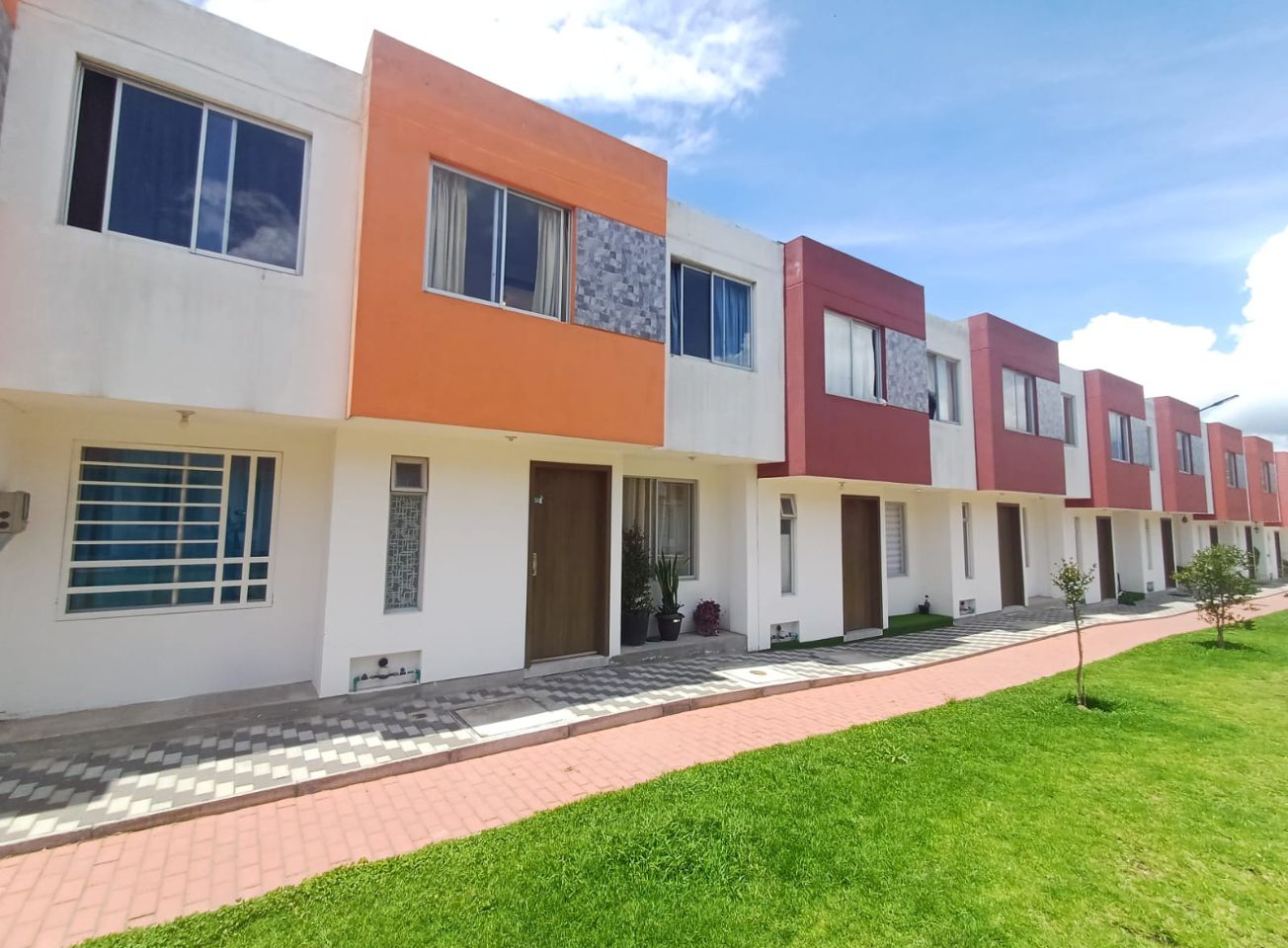 Hermosa Casa de 3 Dormitorios, 93 m2 Totales, en Conjunto Exclusivo en Calderón.