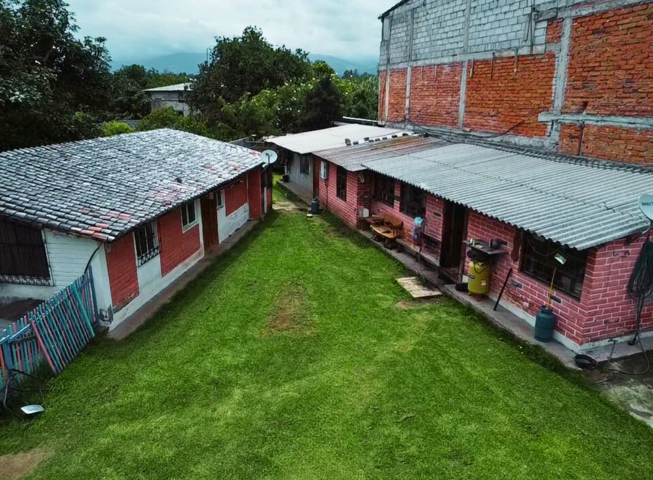 Casa con Terreno en Tumbaco Céntrico, de 520 m2, a dos cuadras de la Plaza Central de Tumbaco.