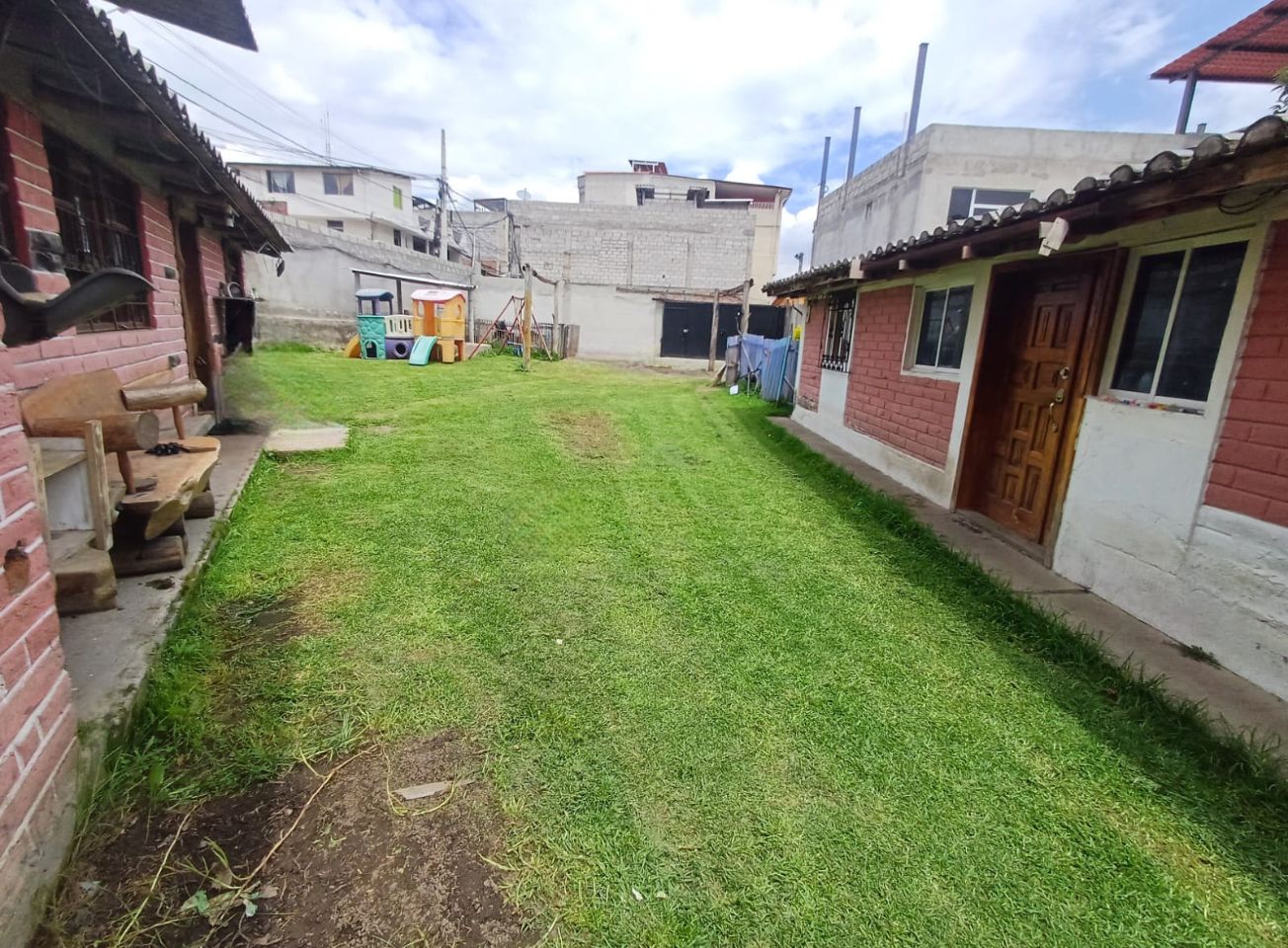 Casa con Terreno en Tumbaco Céntrico, de 520 m2, a dos cuadras de la Plaza Central de Tumbaco.
