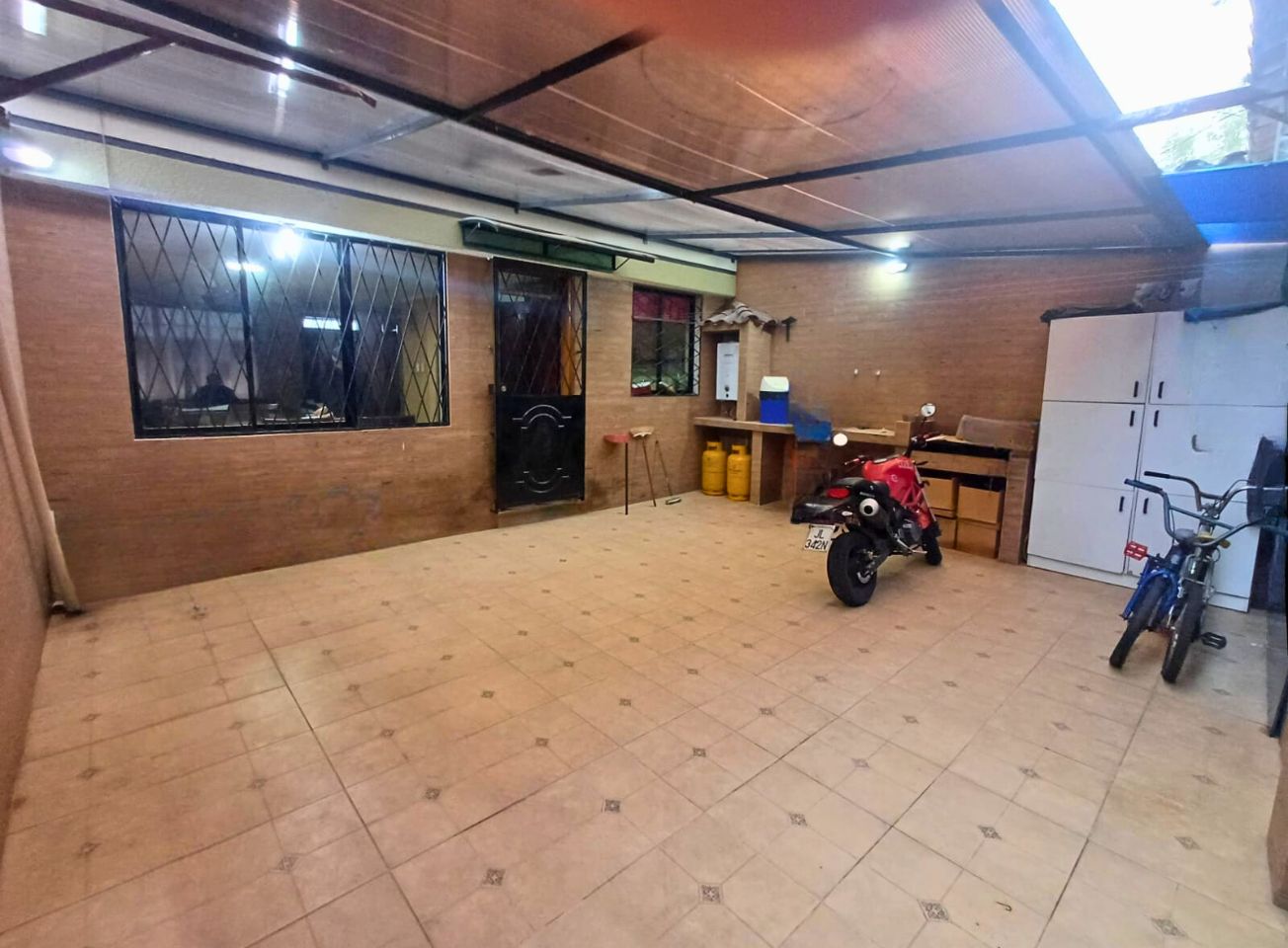 Amplia Casa de 178 m2, 4 dormitorios en Calderón, en Calle Principal ¡DE OPORTUNIDAD!