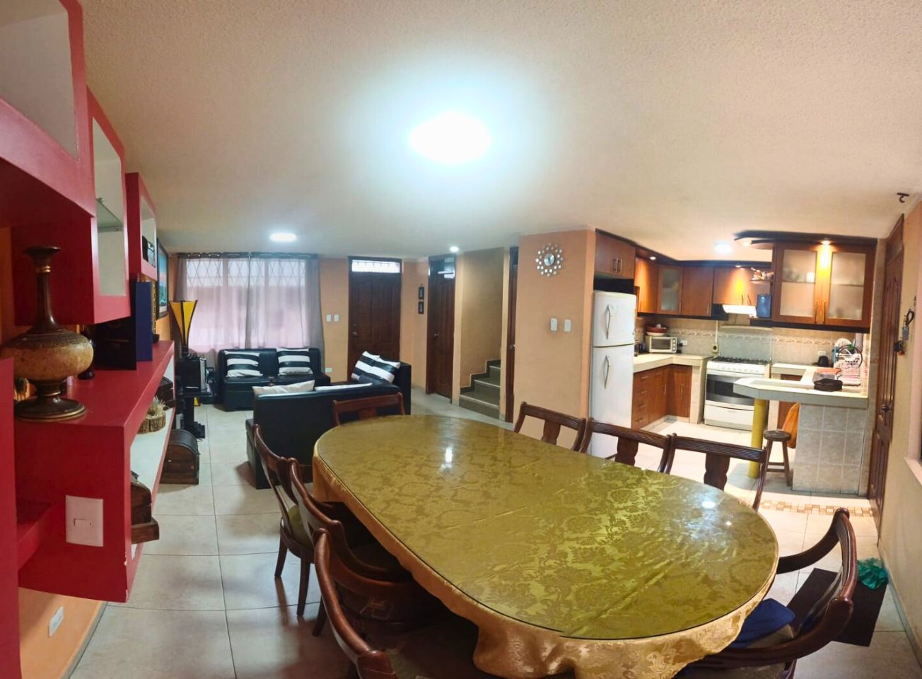 Amplia Casa de 178 m2, 4 dormitorios en Calderón, en Calle Principal ¡DE OPORTUNIDAD!