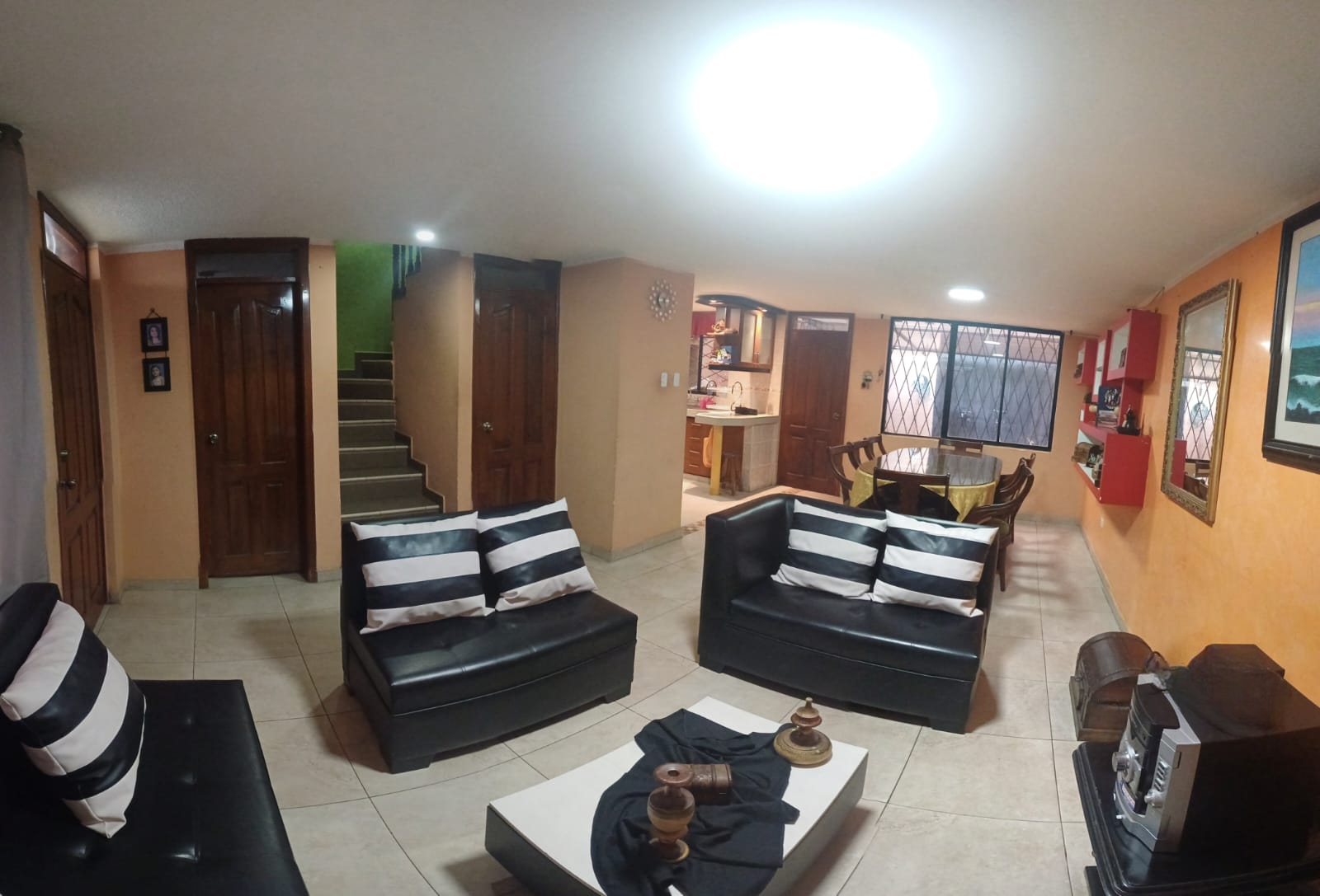 Amplia Casa de 178 m2, 4 dormitorios en Calderón, en Calle Principal ¡DE OPORTUNIDAD!