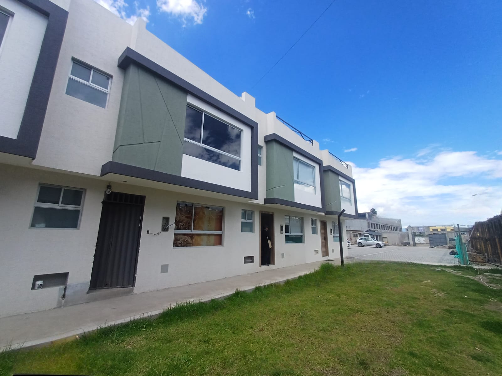 Hermosa Casa 97 m2, en Venta, POR ESTRENAR, con 3 Dormitorios, Parqueadero y Terraza, en Conjunto Exclusivo en Calderón.