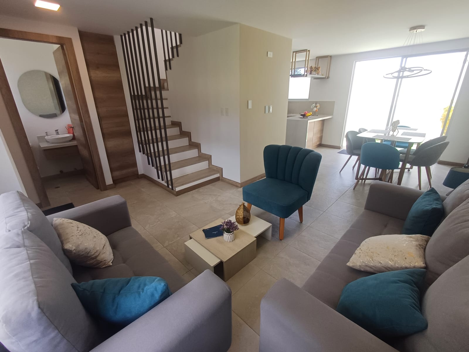 Hermosa Casa 97 m2, en Venta, POR ESTRENAR, con 3 Dormitorios, Parqueadero y Terraza, en Conjunto Exclusivo en Calderón.